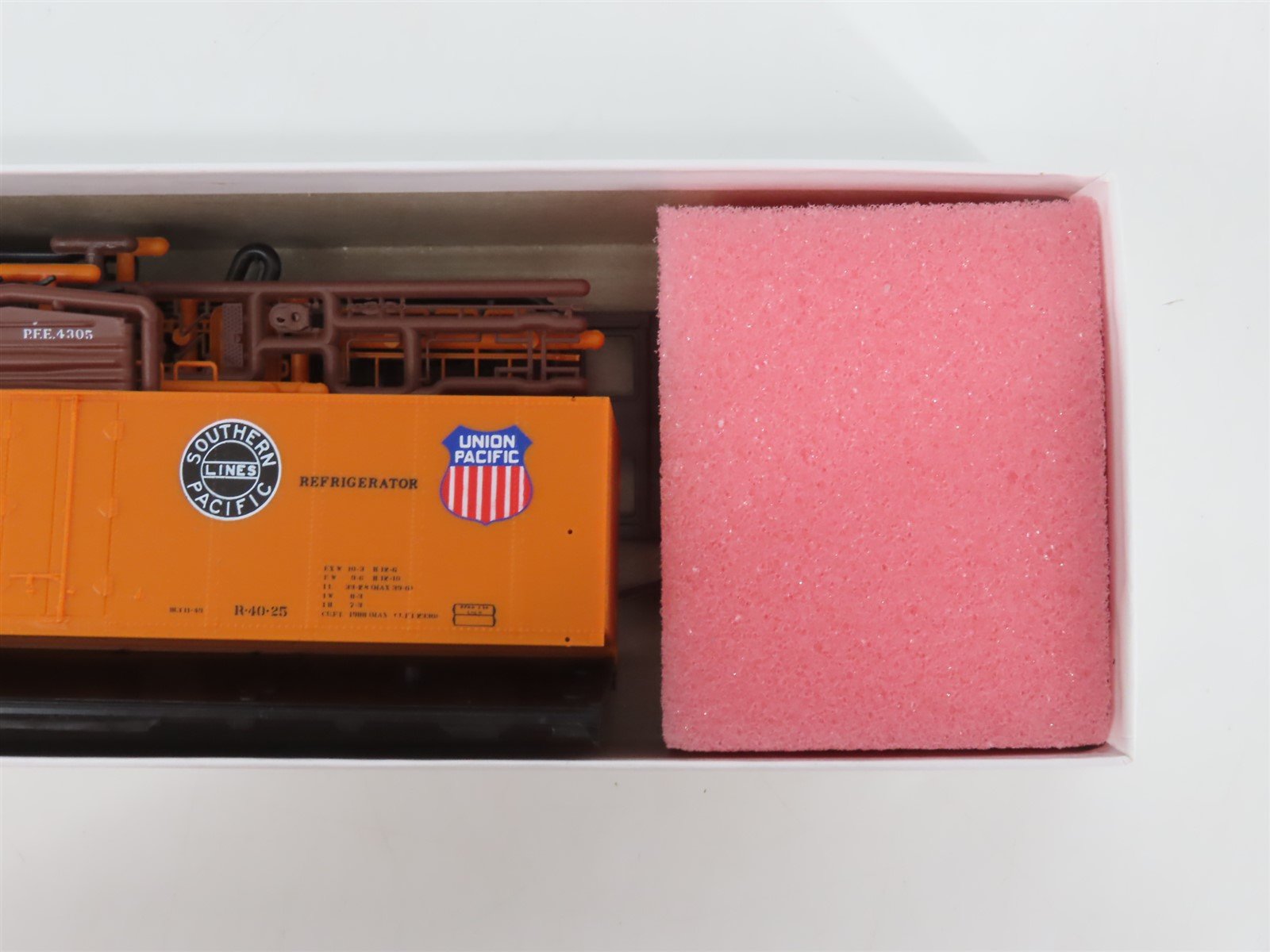 HO Scale InterMountain Kit SP UP PFE Pacific Fruit Express Reefer #4305