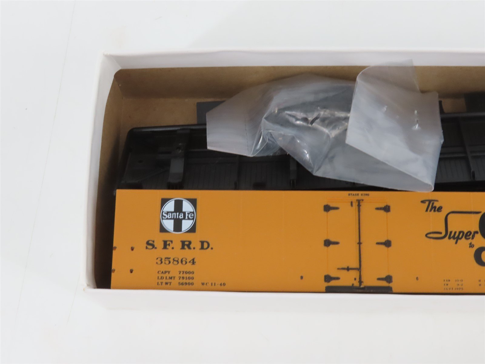 HO Scale InterMountain Kit SFRD Santa Fe Super Chief Railroad Reefer #35864