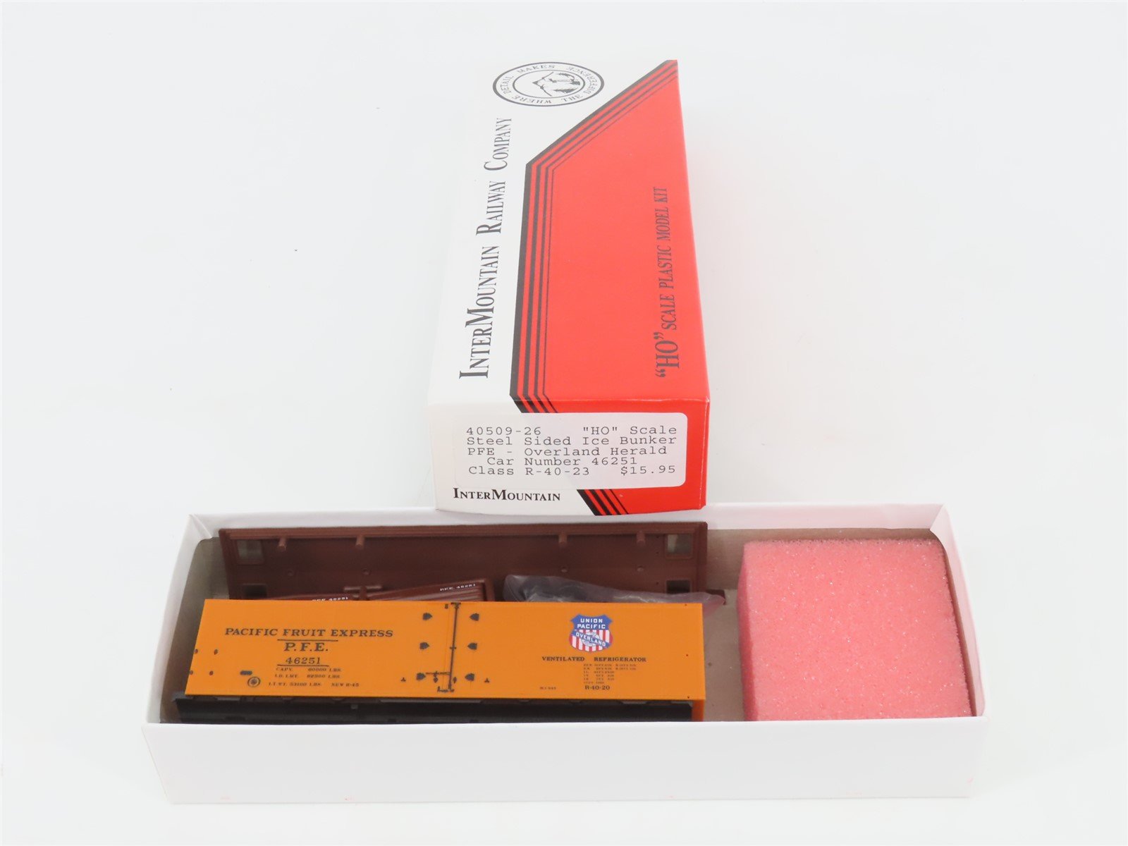 HO InterMountain Kit InterMountain SP UP PFE Pacific Fruit Express Reefer #46251