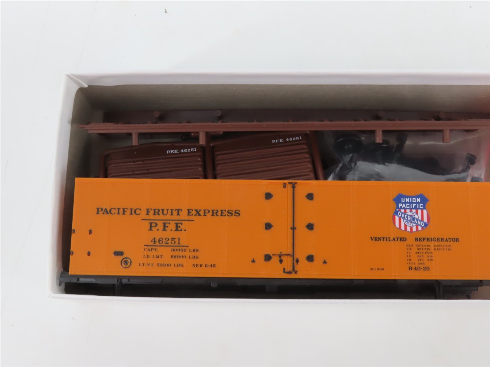 HO InterMountain Kit InterMountain SP UP PFE Pacific Fruit Express Reefer #46251