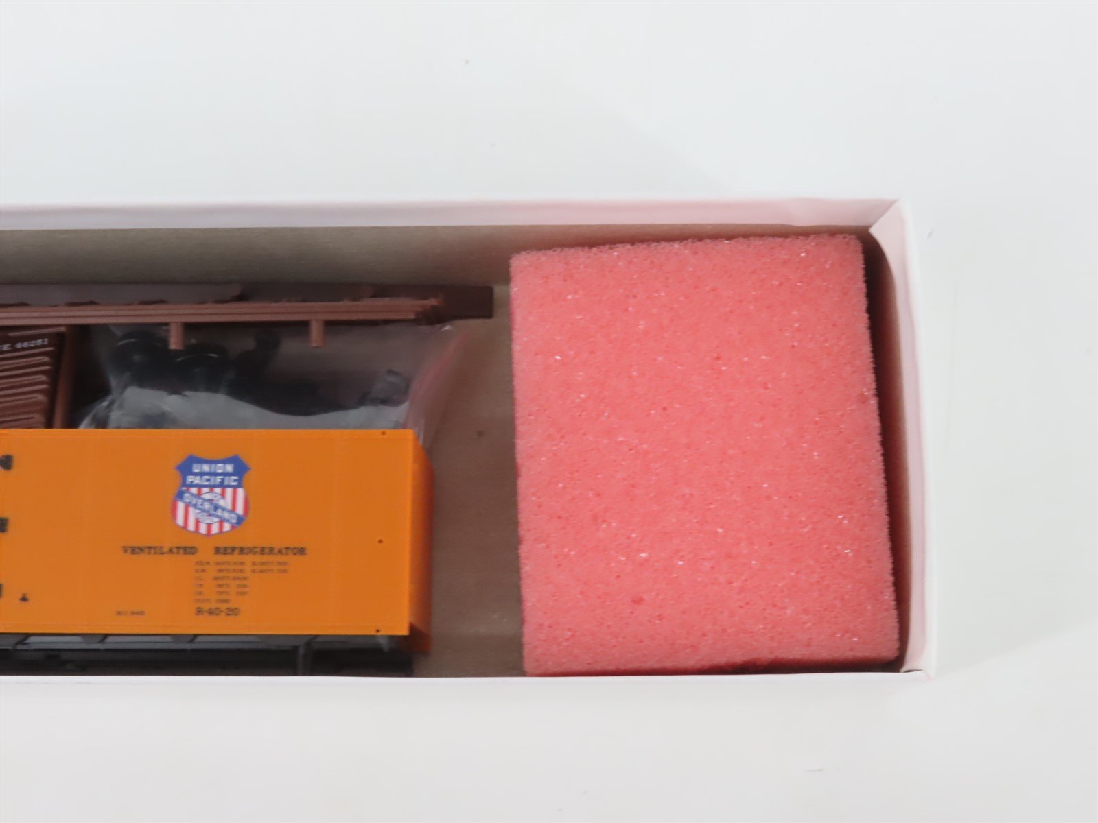 HO InterMountain Kit InterMountain SP UP PFE Pacific Fruit Express Reefer #46251