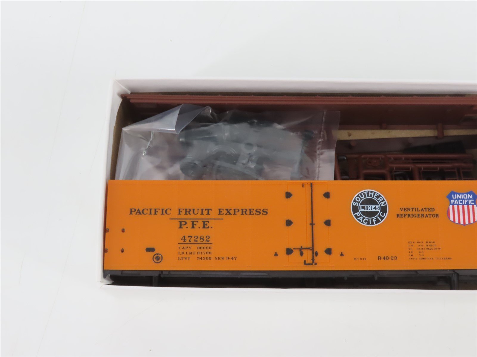 HO Scale InterMountain Kit 40501-02 PFE Pacific Fruit Express Reefer #47282