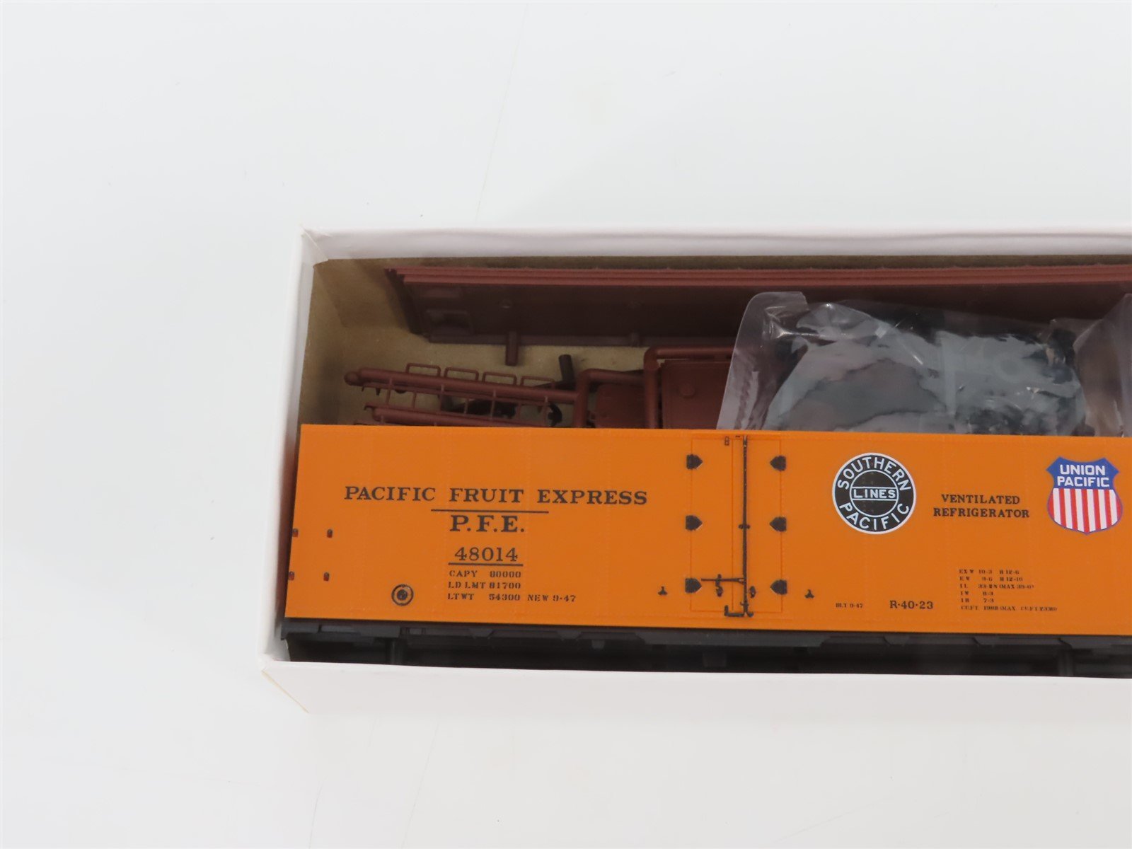 HO Scale InterMountain Kit 40501-20 PFE Pacific Fruit Express Reefer #48014
