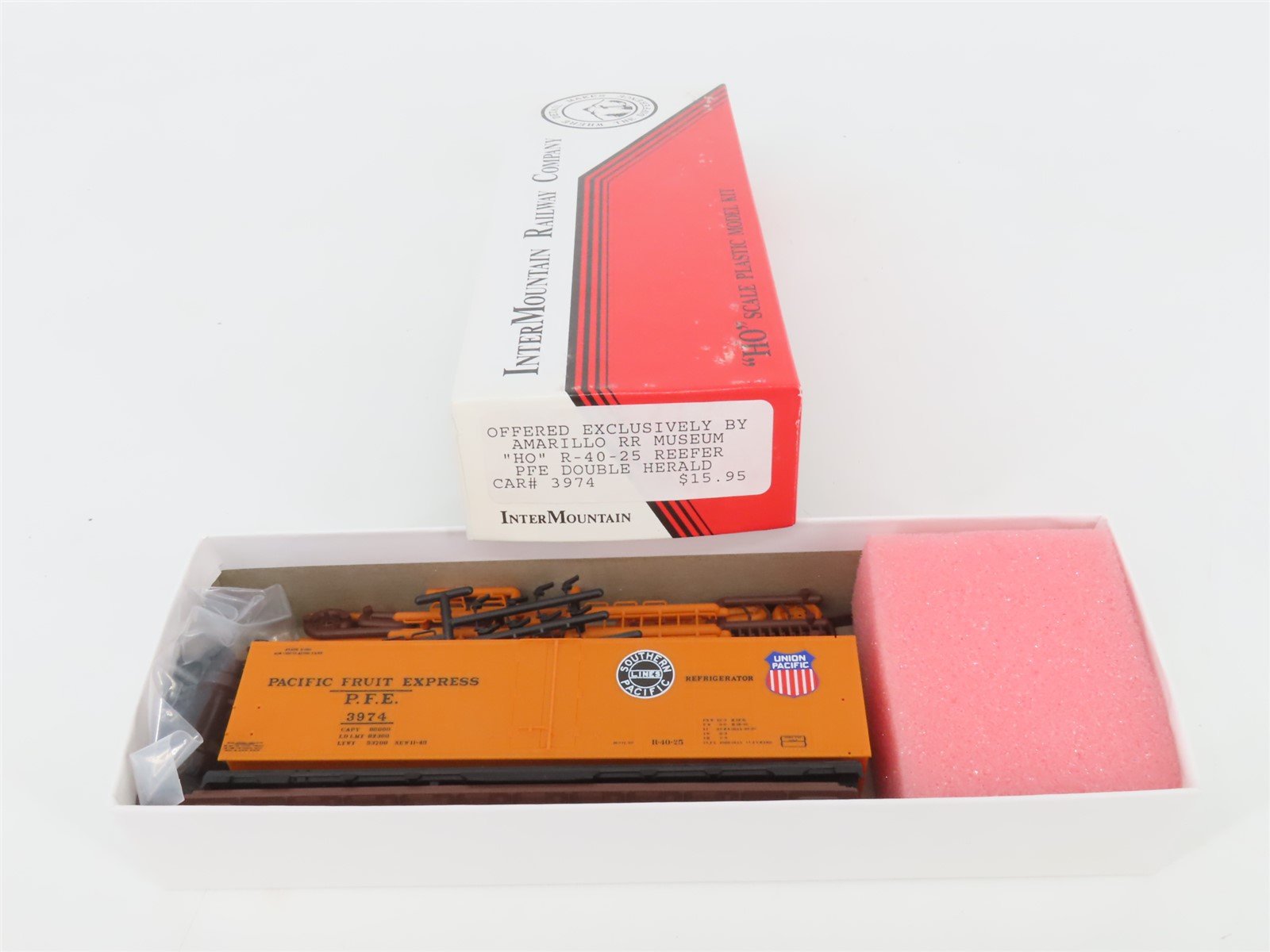 HO Scale InterMountain Kit SP UP PFE Pacific Fruit Express Reefer #3974