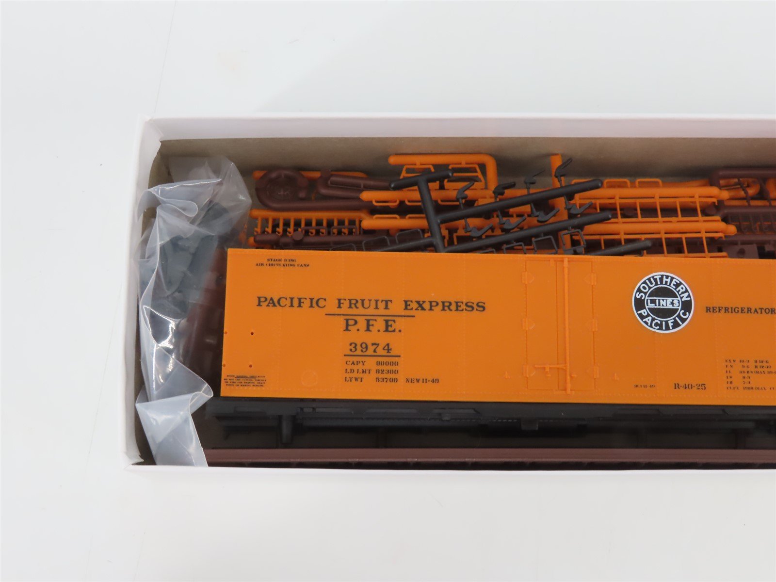 HO Scale InterMountain Kit SP UP PFE Pacific Fruit Express Reefer #3974