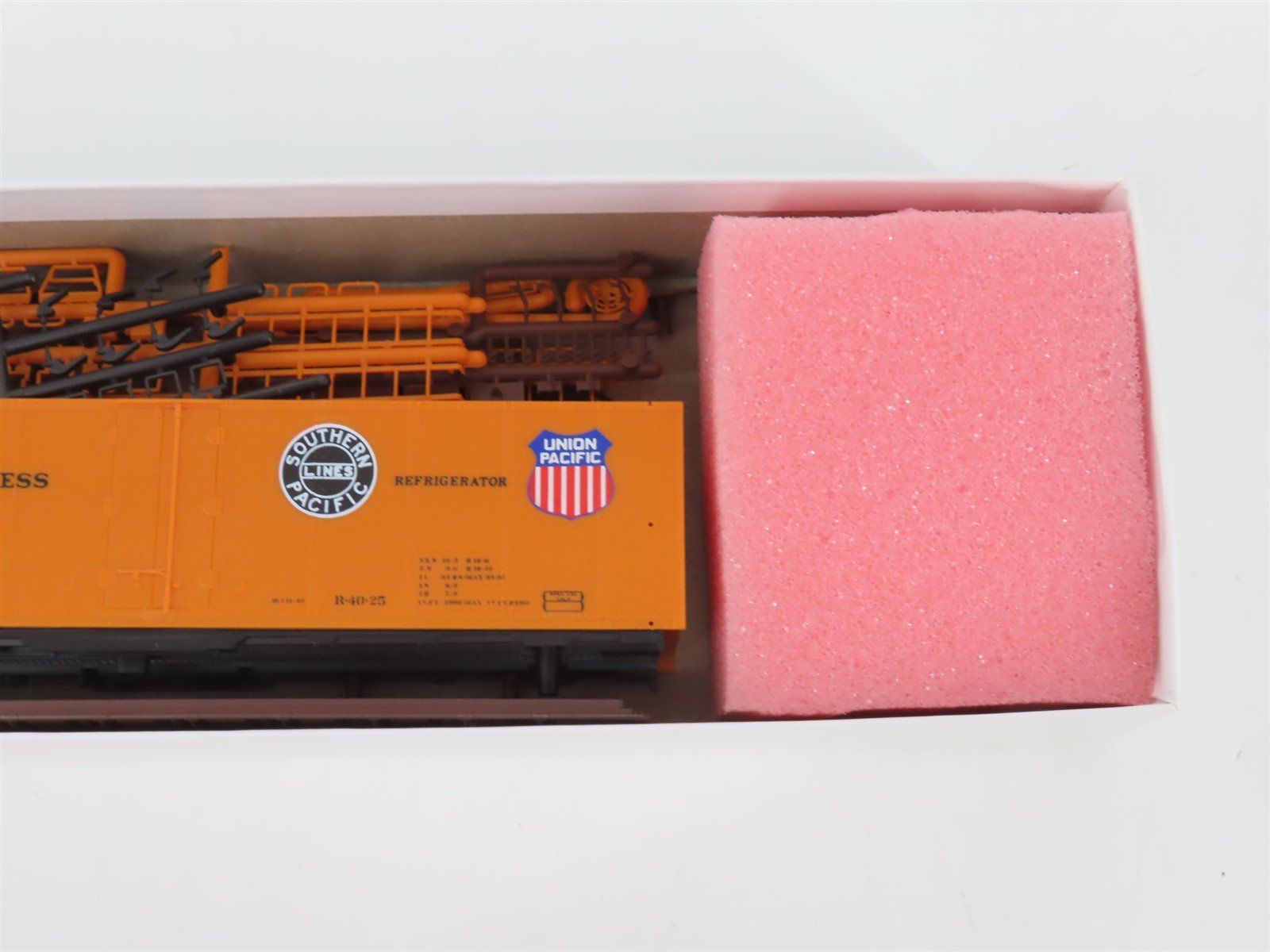 HO Scale InterMountain Kit SP UP PFE Pacific Fruit Express Reefer #3974