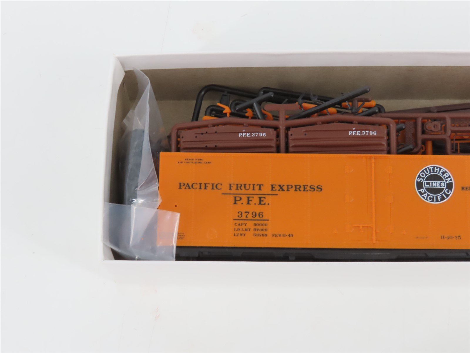 HO Scale InterMountain Kit SP UP PFE Pacific Fruit Express Reefer #3796
