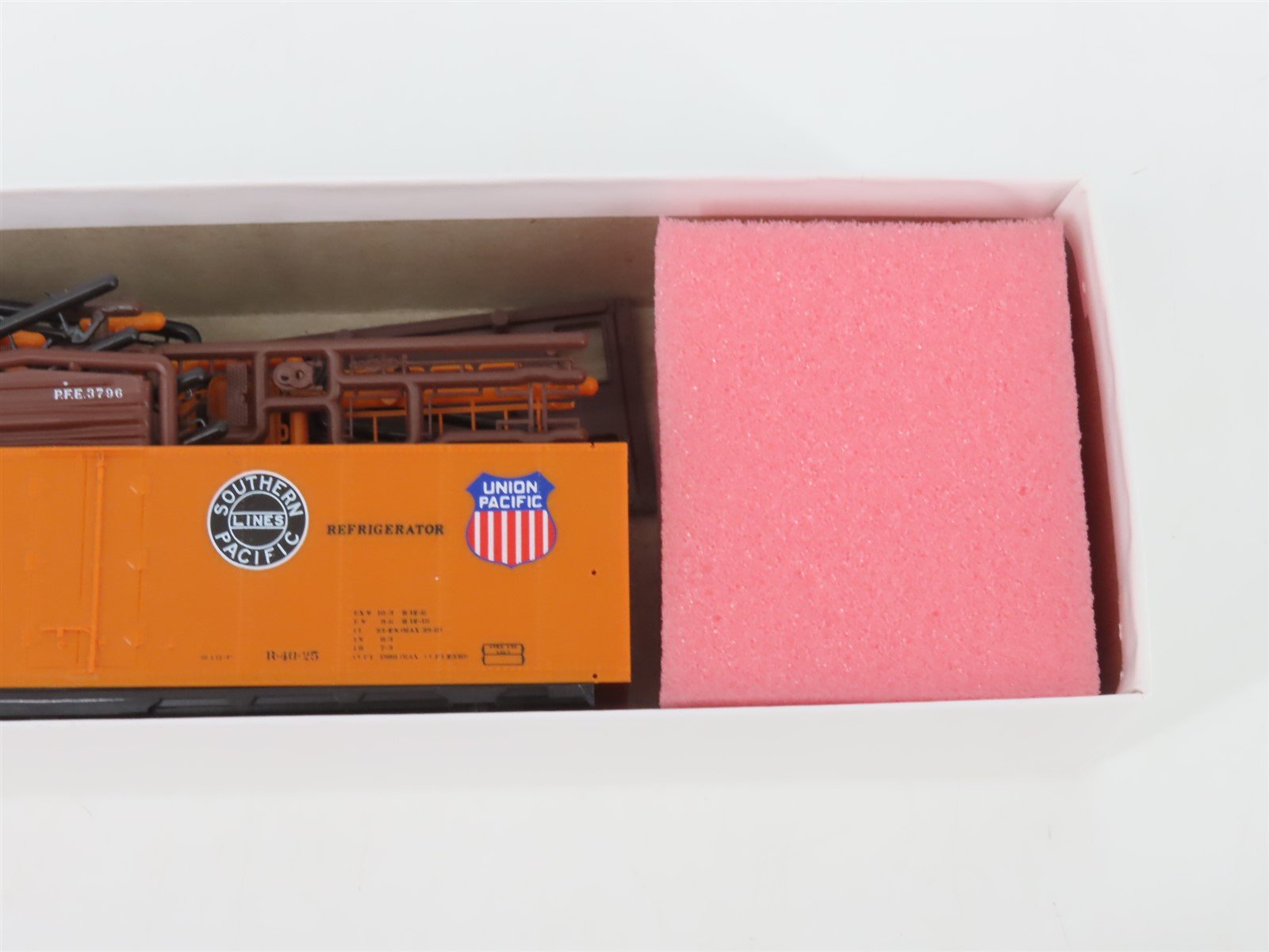 HO Scale InterMountain Kit SP UP PFE Pacific Fruit Express Reefer #3796