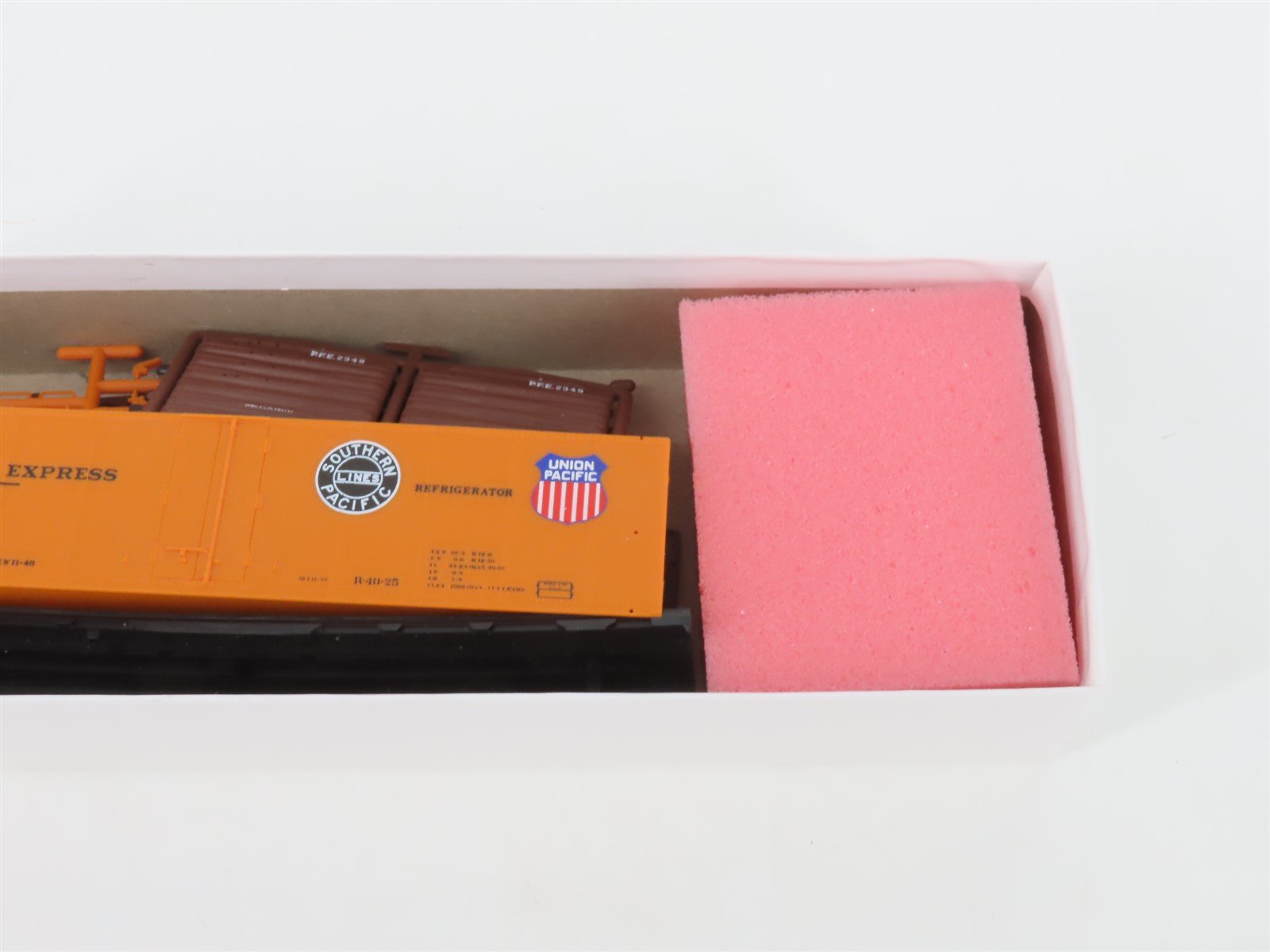 HO Scale InterMountain Kit SP UP PFE Pacific Fruit Express Reefer #2349