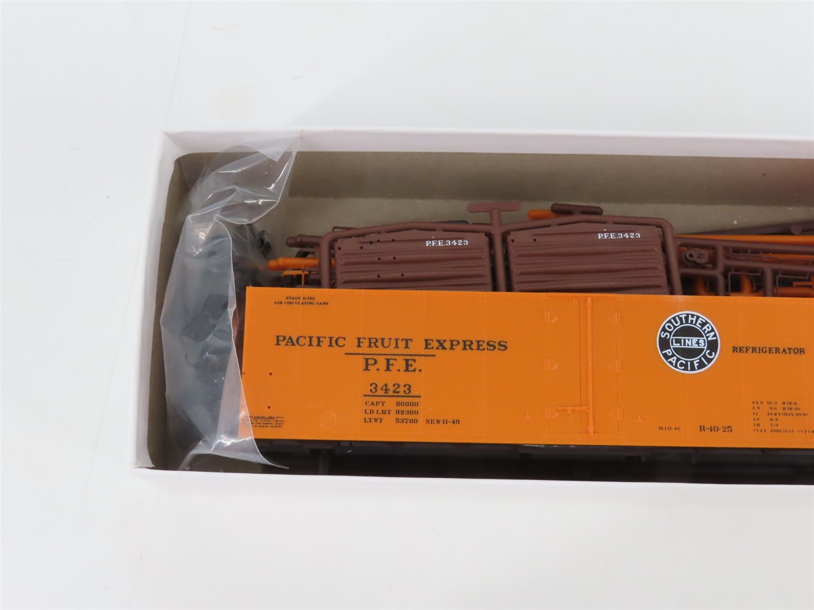 HO Scale InterMountain Kit SP UP PFE Pacific Fruit Express Reefer #3423