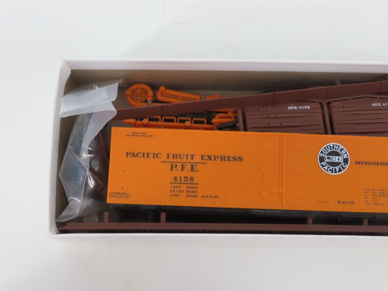 HO Scale InterMountain Kit SP UP PFE Pacific Fruit Express Reefer #4158
