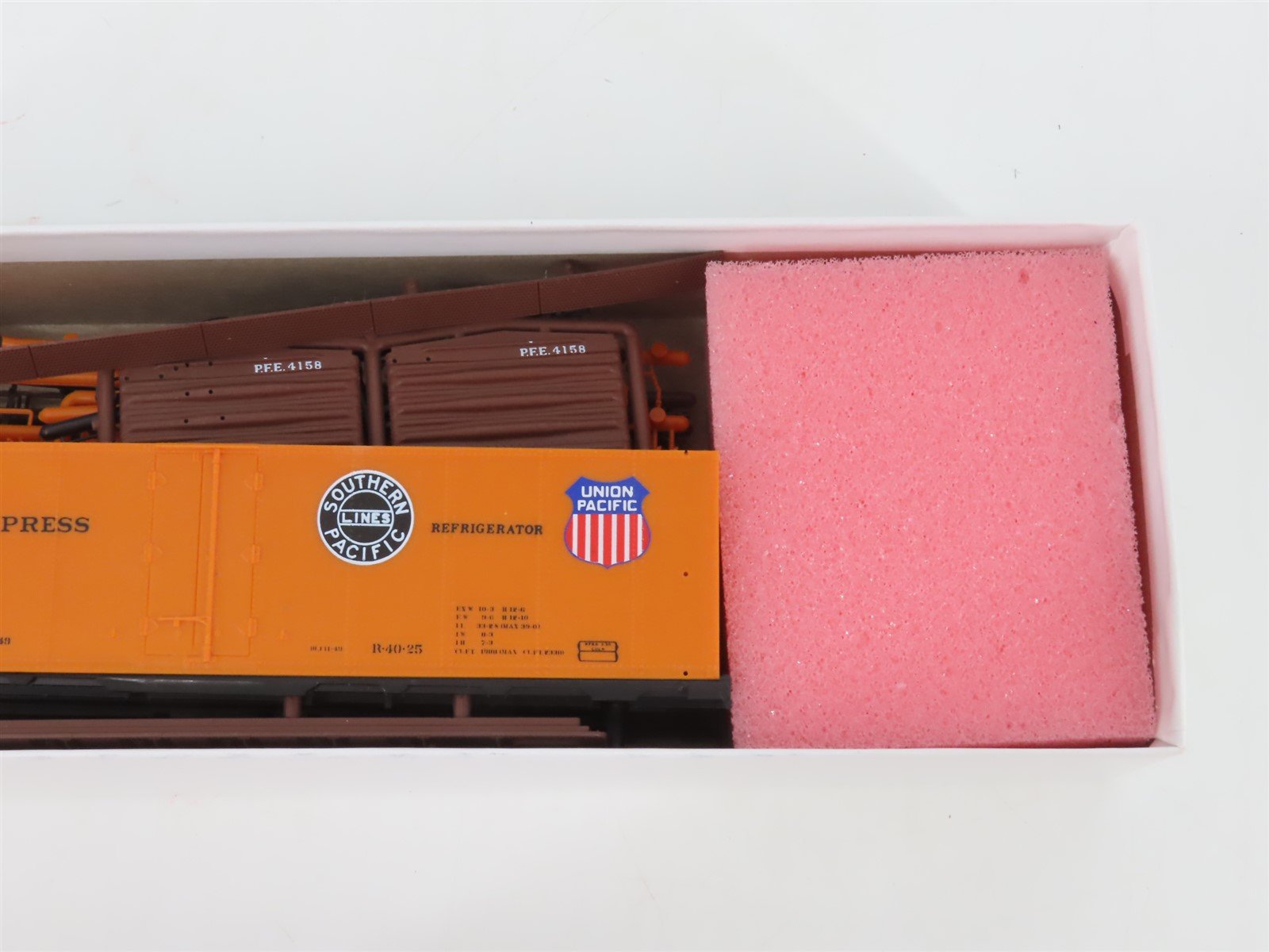 HO Scale InterMountain Kit SP UP PFE Pacific Fruit Express Reefer #4158