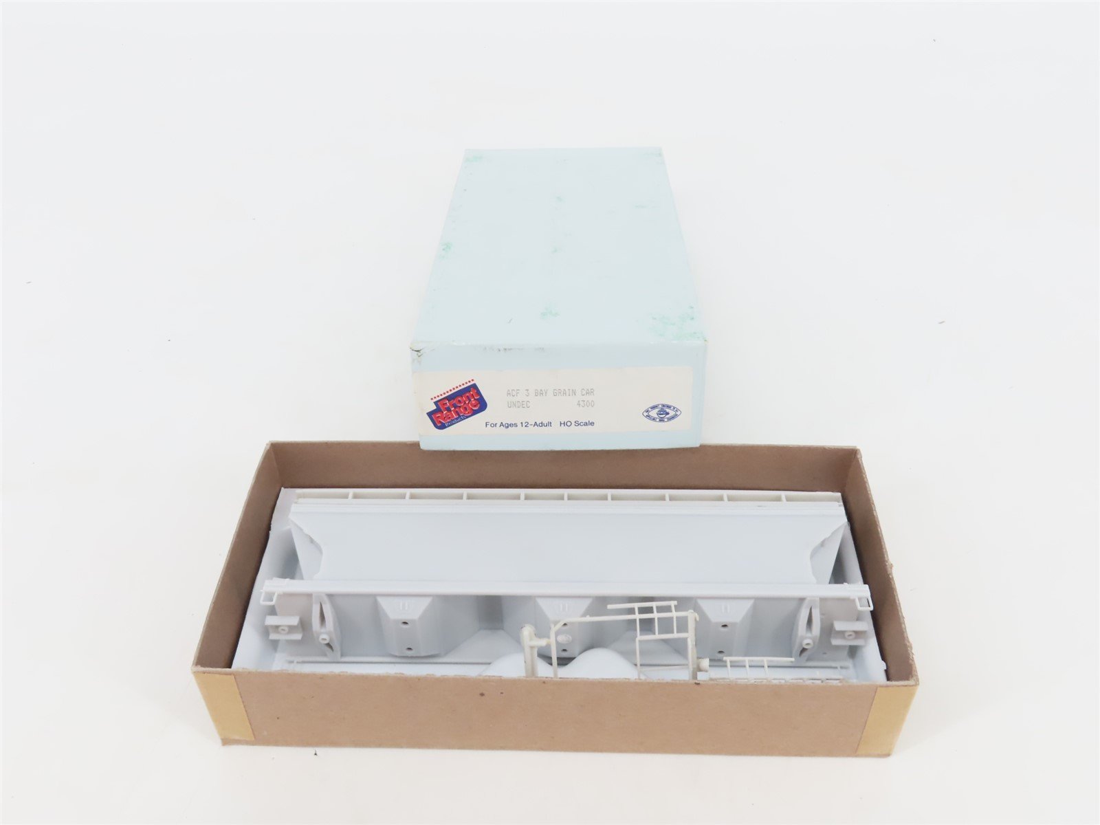 HO Scale Front Range Kit 4300 Undecorated 3-Bay Covered Grain Hopper