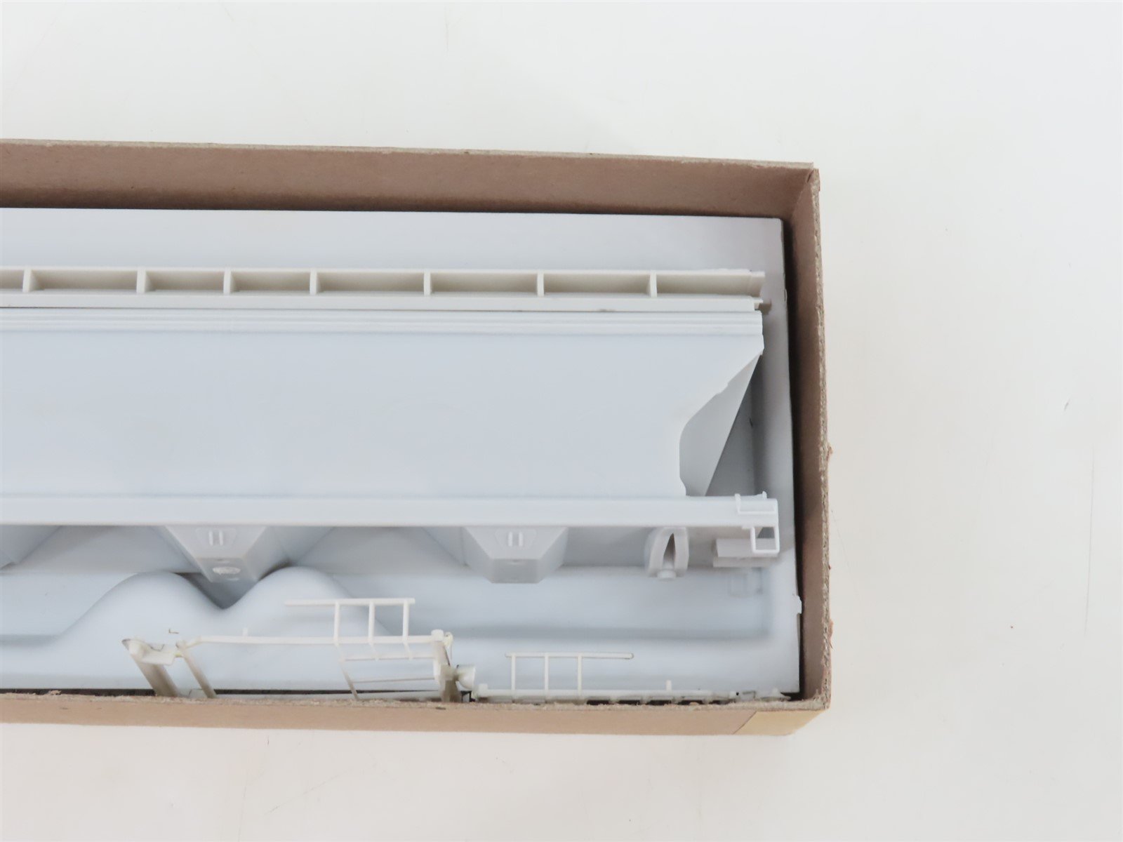 HO Scale Front Range Kit 4300 Undecorated 3-Bay Covered Grain Hopper