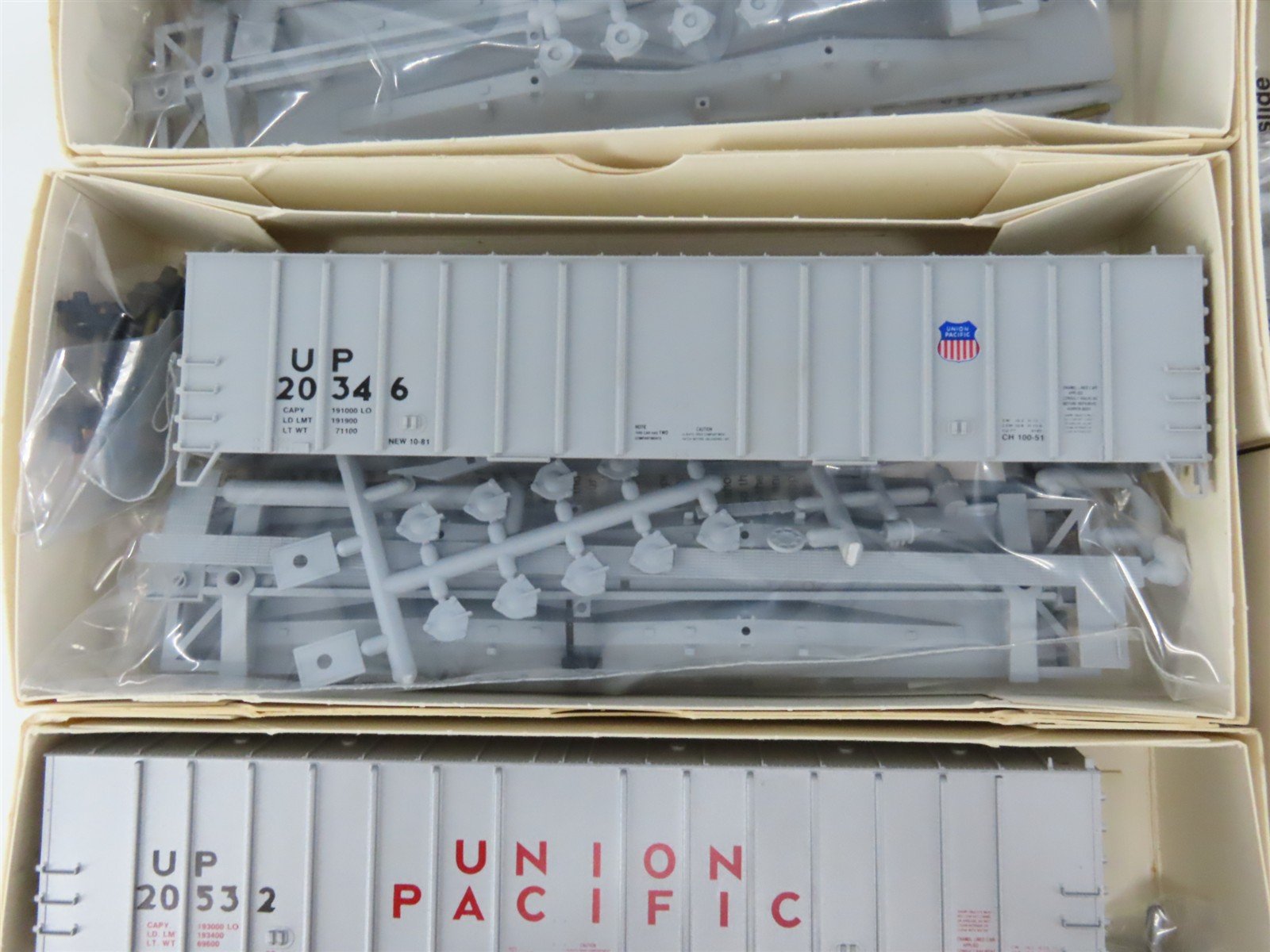 HO Walthers Kit UP/MP/WP Union Pacific Family 50' Airslide Hoppers Set of 12