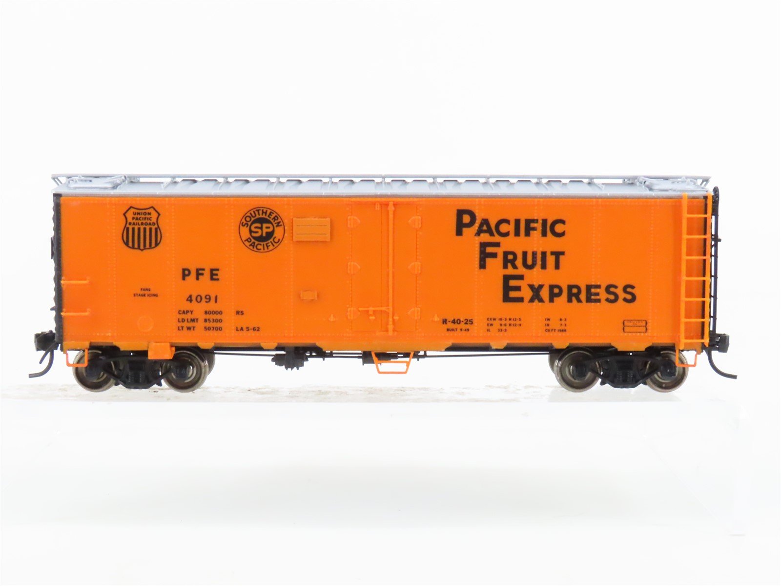 HO Scale Accurail PFE Pacific Fruit Express 40' Steel Reefer #4091