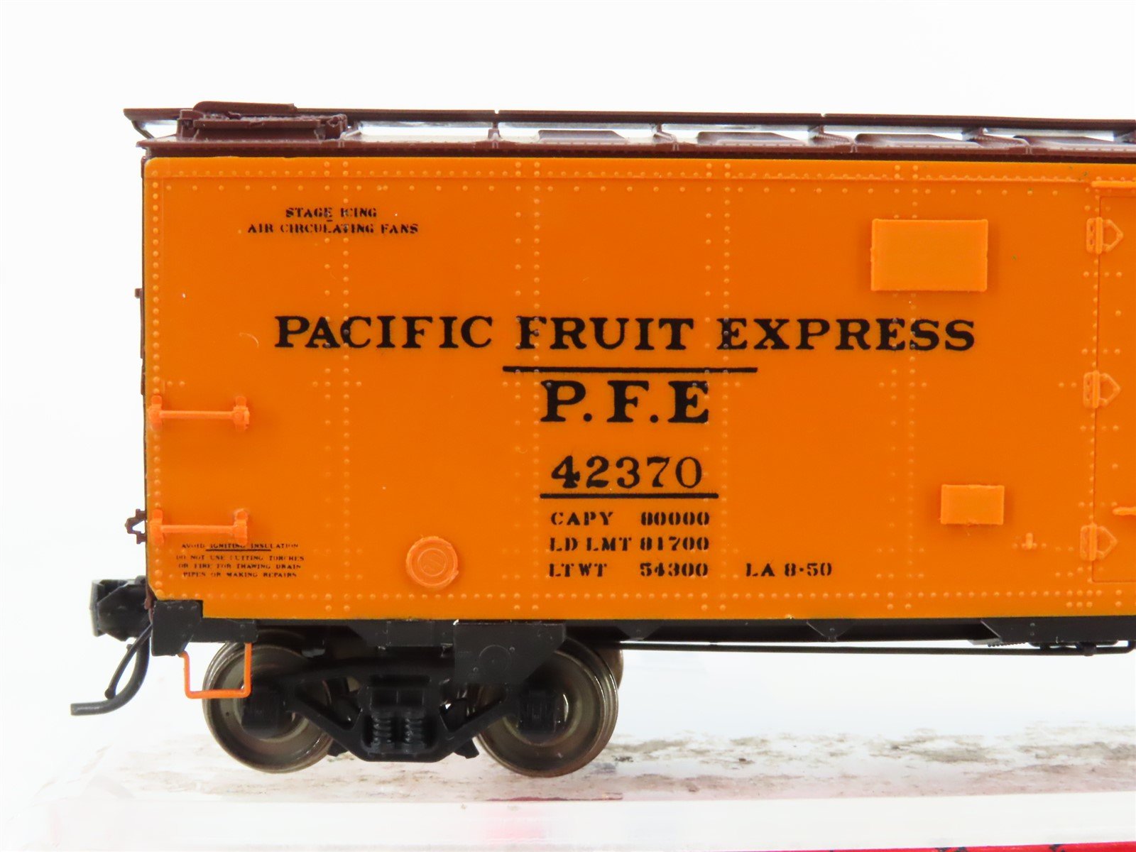 HO Scale InterMountain PFE Pacific Fruit Express R-40-10 Steel Reefer #42370