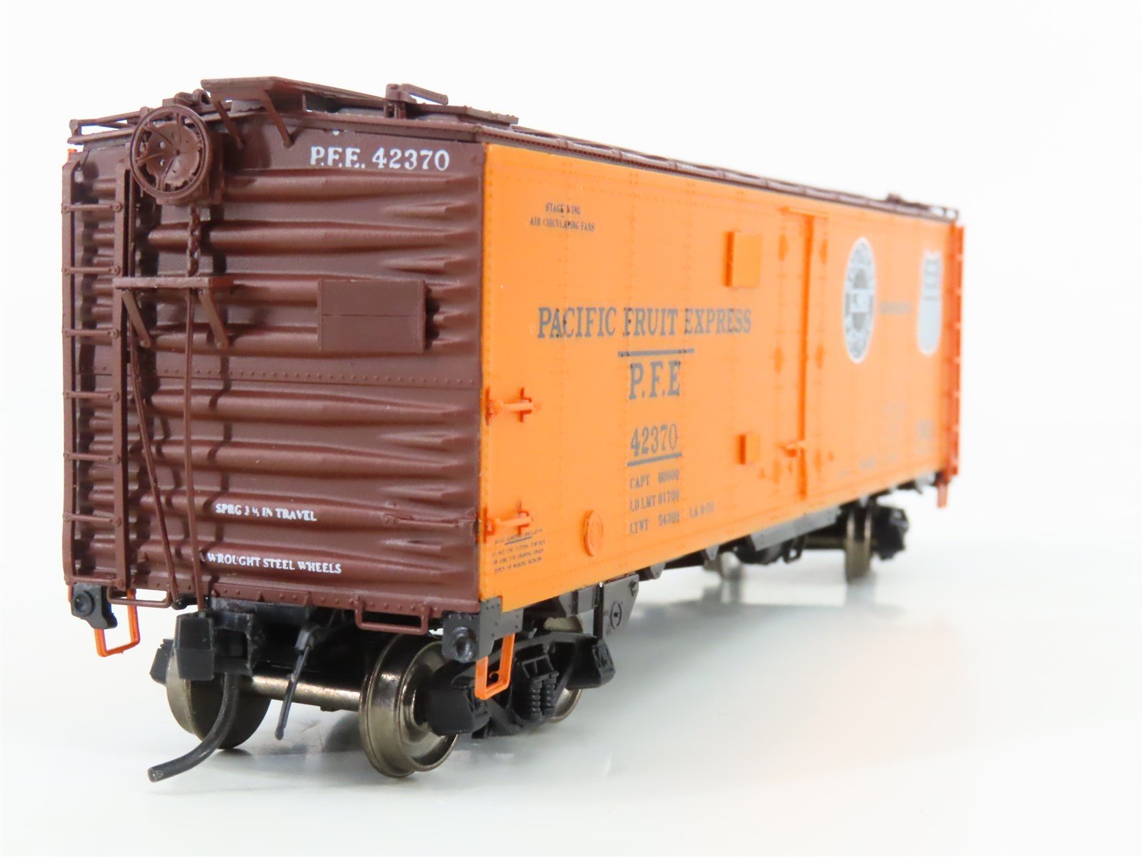 HO Scale InterMountain PFE Pacific Fruit Express R-40-10 Steel Reefer #42370