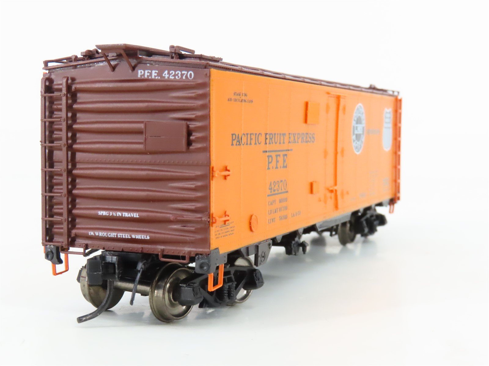 HO Scale InterMountain PFE Pacific Fruit Express R-40-10 Steel Reefer #42370