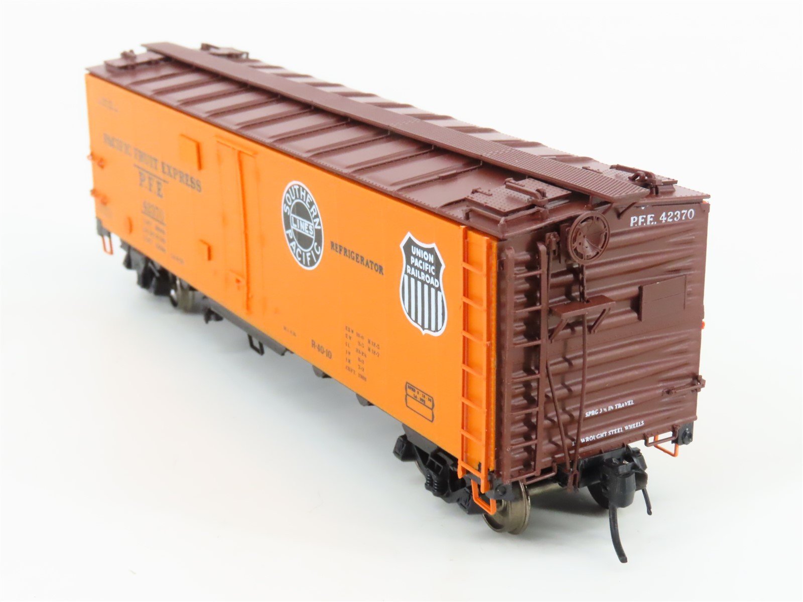 HO Scale InterMountain PFE Pacific Fruit Express R-40-10 Steel Reefer #42370