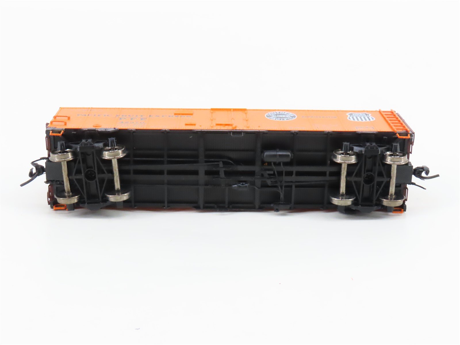 HO Scale InterMountain PFE Pacific Fruit Express R-40-10 Steel Reefer #42370