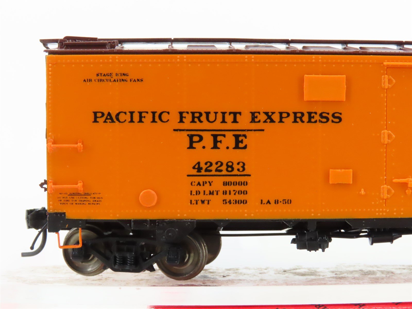 HO Scale InterMountain PFE Pacific Fruit Express R-40-10 Steel Reefer #42283
