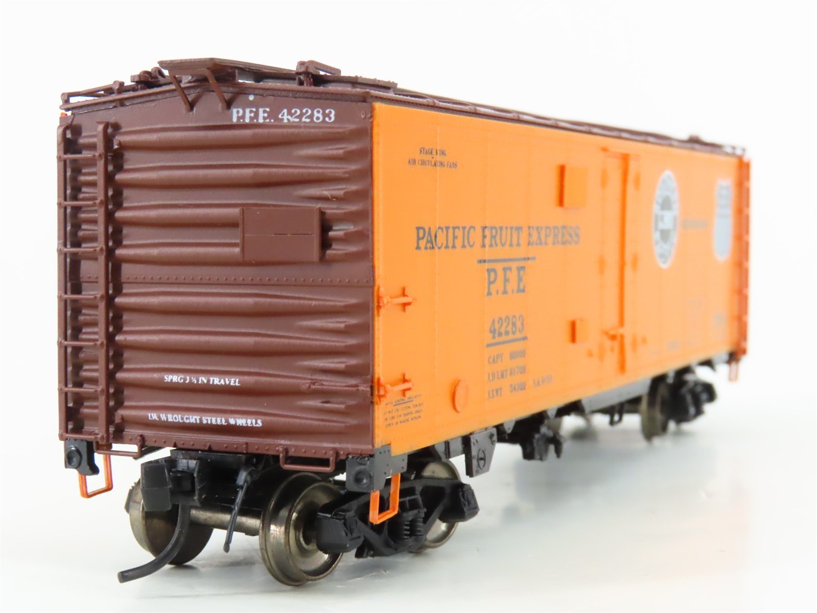 HO Scale InterMountain PFE Pacific Fruit Express R-40-10 Steel Reefer #42283