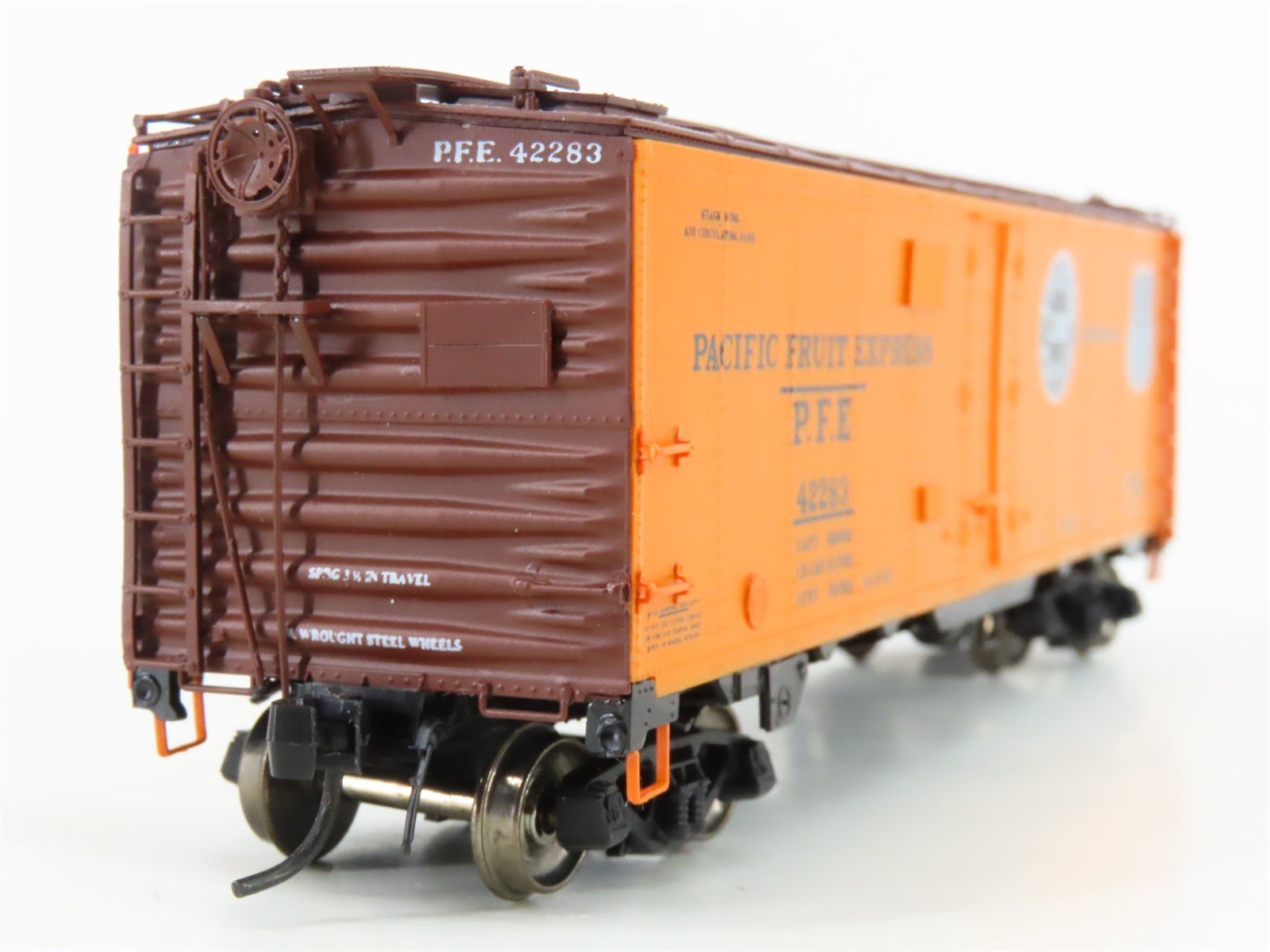 HO Scale InterMountain PFE Pacific Fruit Express R-40-10 Steel Reefer #42283