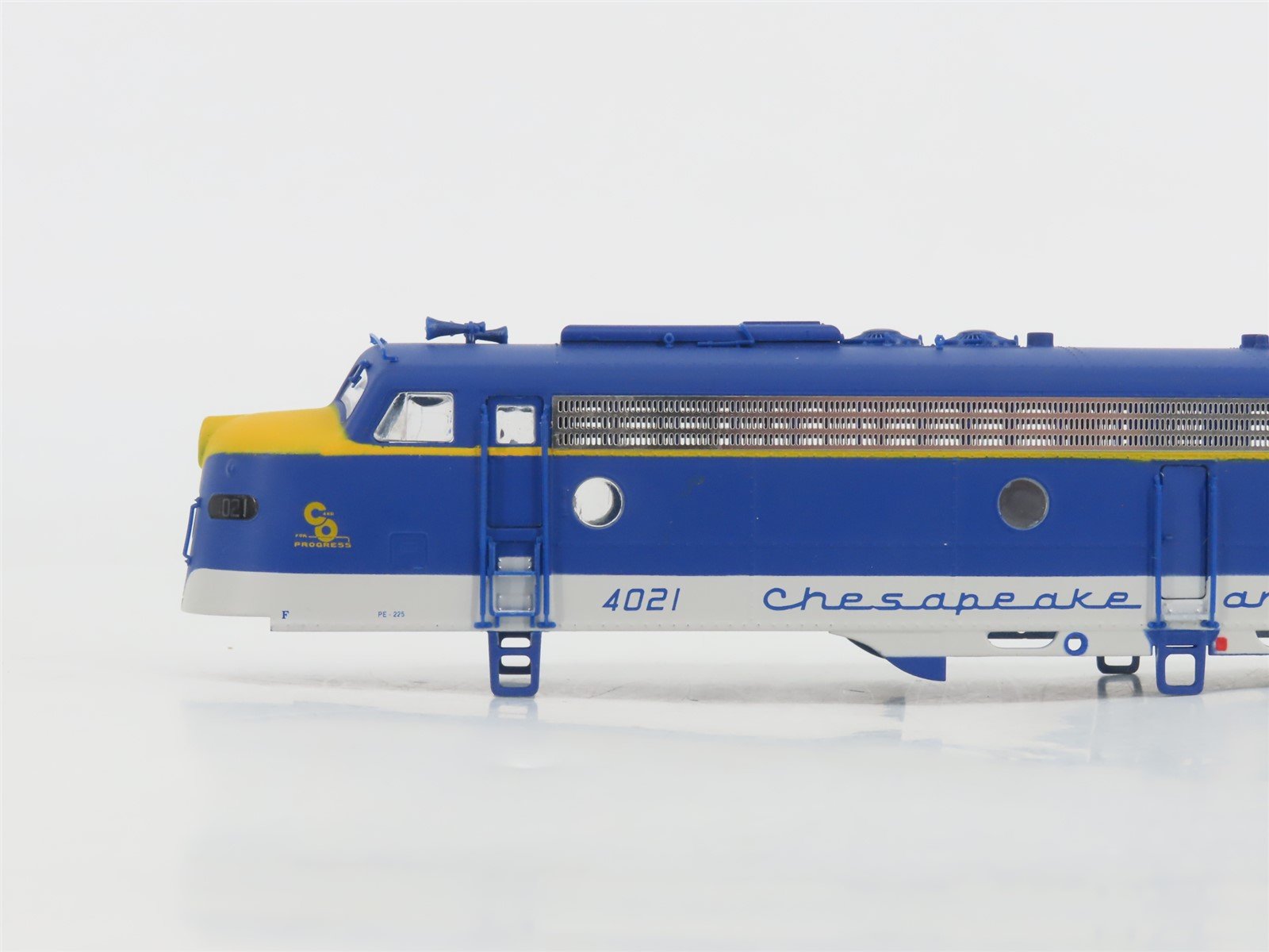 HO Scale Proto 2000 8186 C&O Chesapeake & Ohio EMD E8/9A Diesel #4021