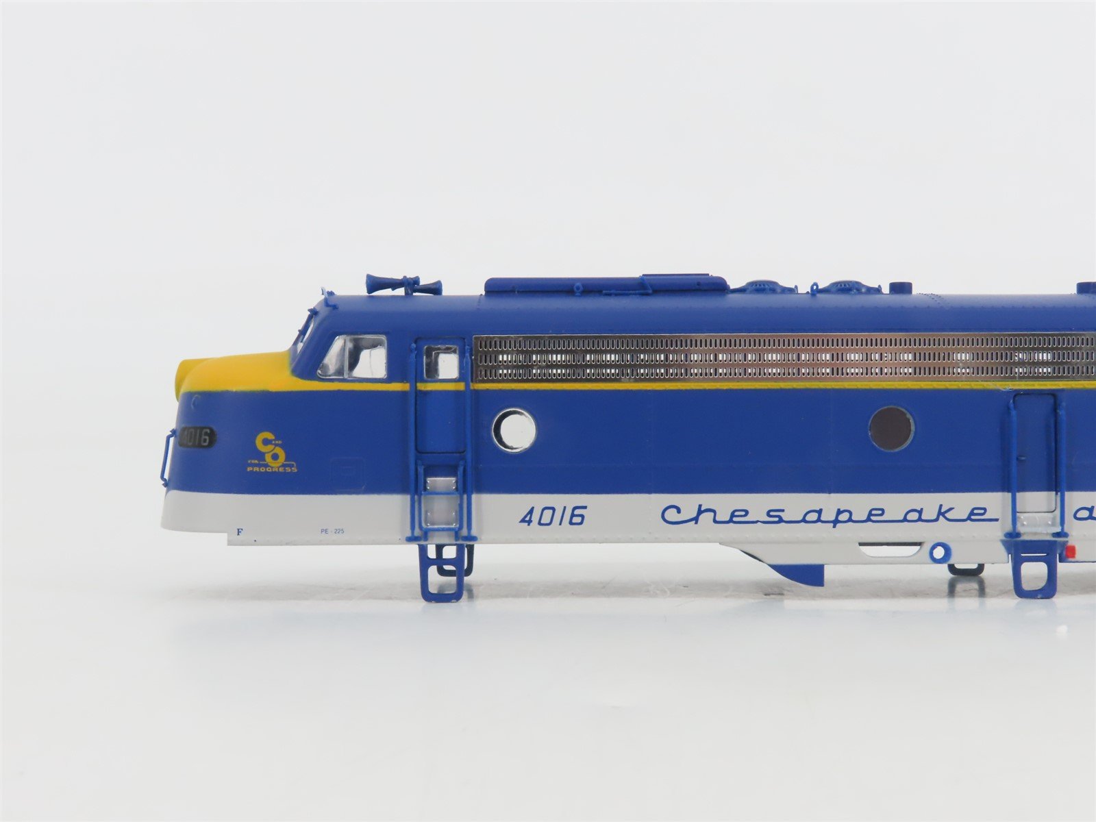 HO Scale Proto 2000 8185 C&O Chesapeake & Ohio EMD E8/9A Diesel #4016