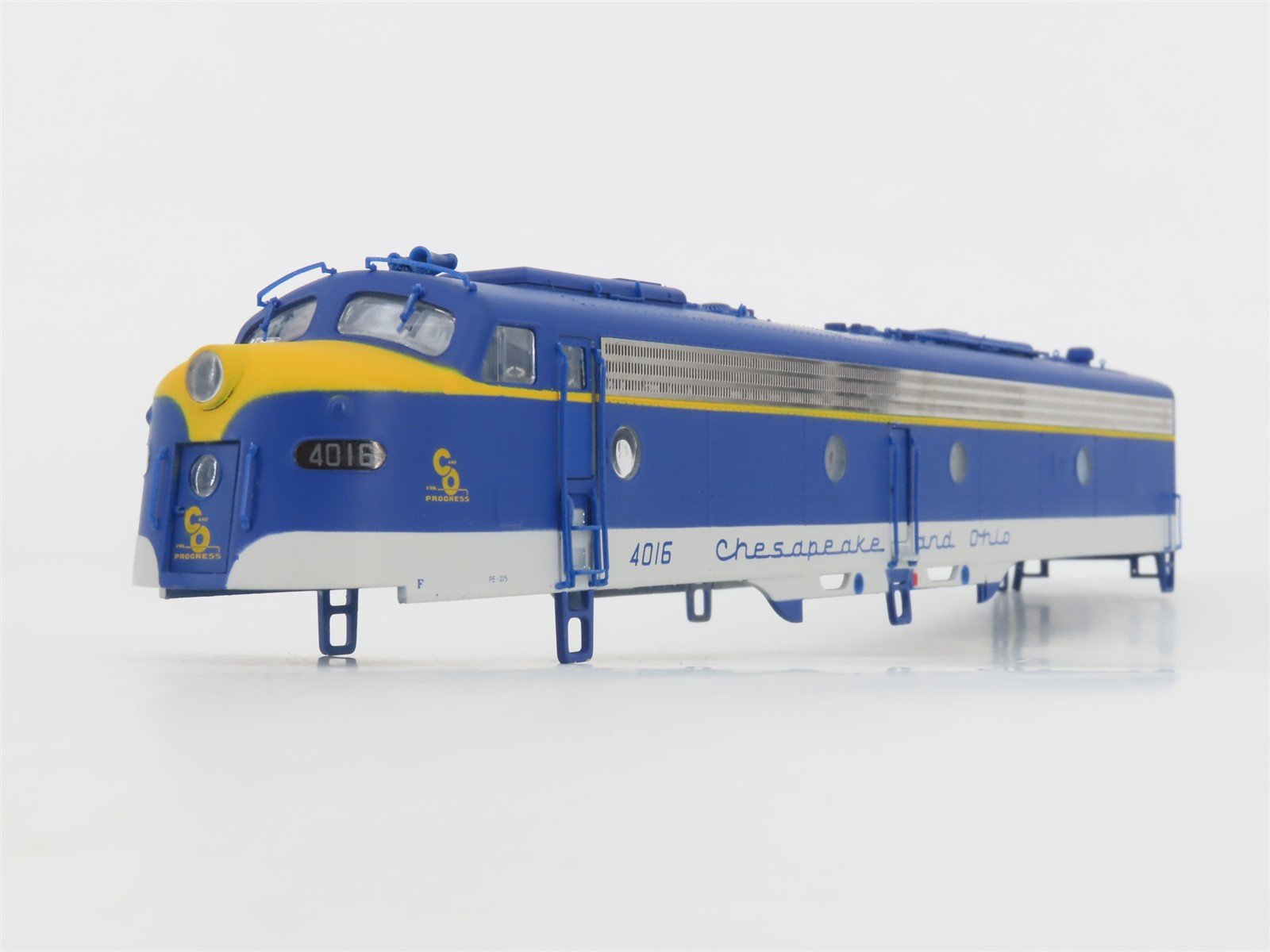 HO Scale Proto 2000 8185 C&O Chesapeake & Ohio EMD E8/9A Diesel #4016