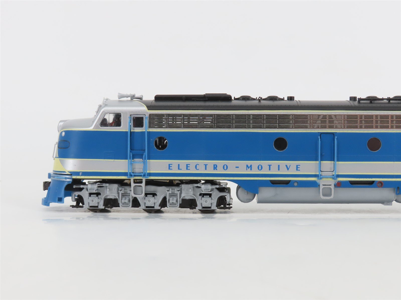 HO Scale Proto 2000 8177 Electro-Motive EMD Demonstrator E8/9 A/A Diesel Set