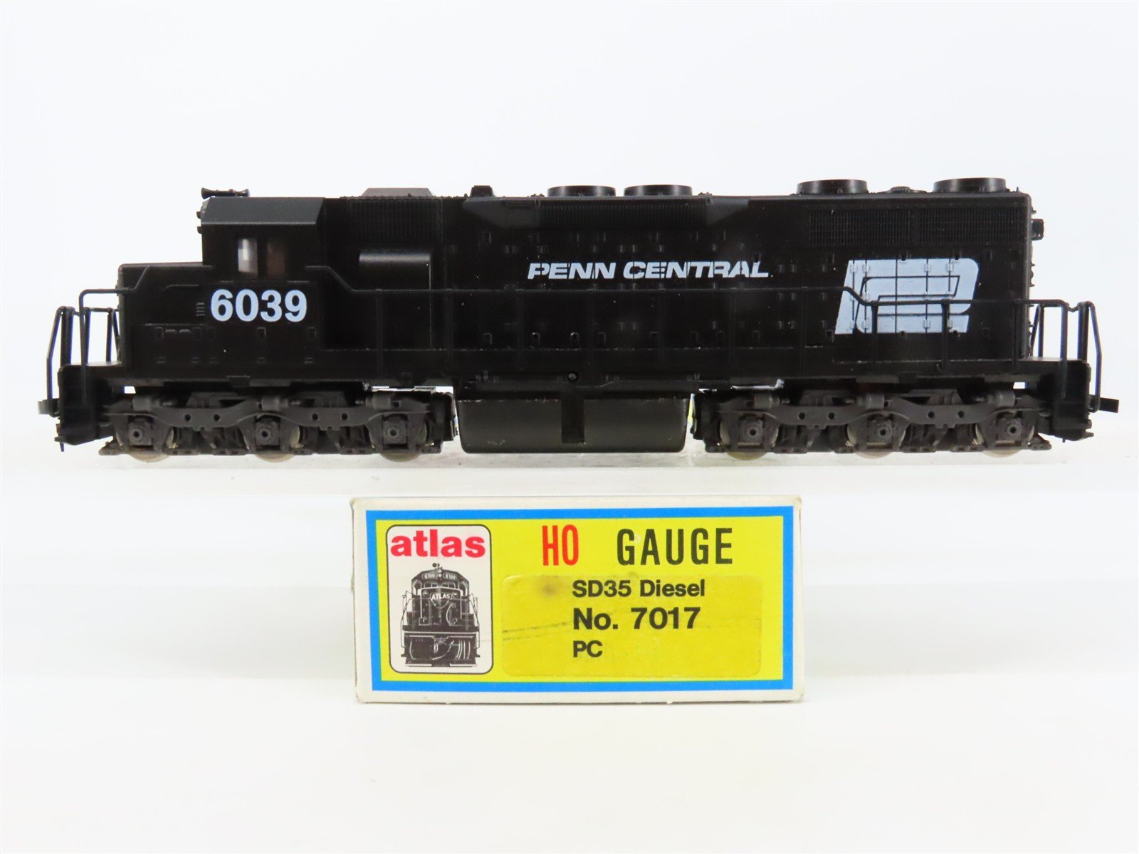 HO Scale Atlas 7017 PC Penn Central EMD SD35 Diesel Locomotive #6039