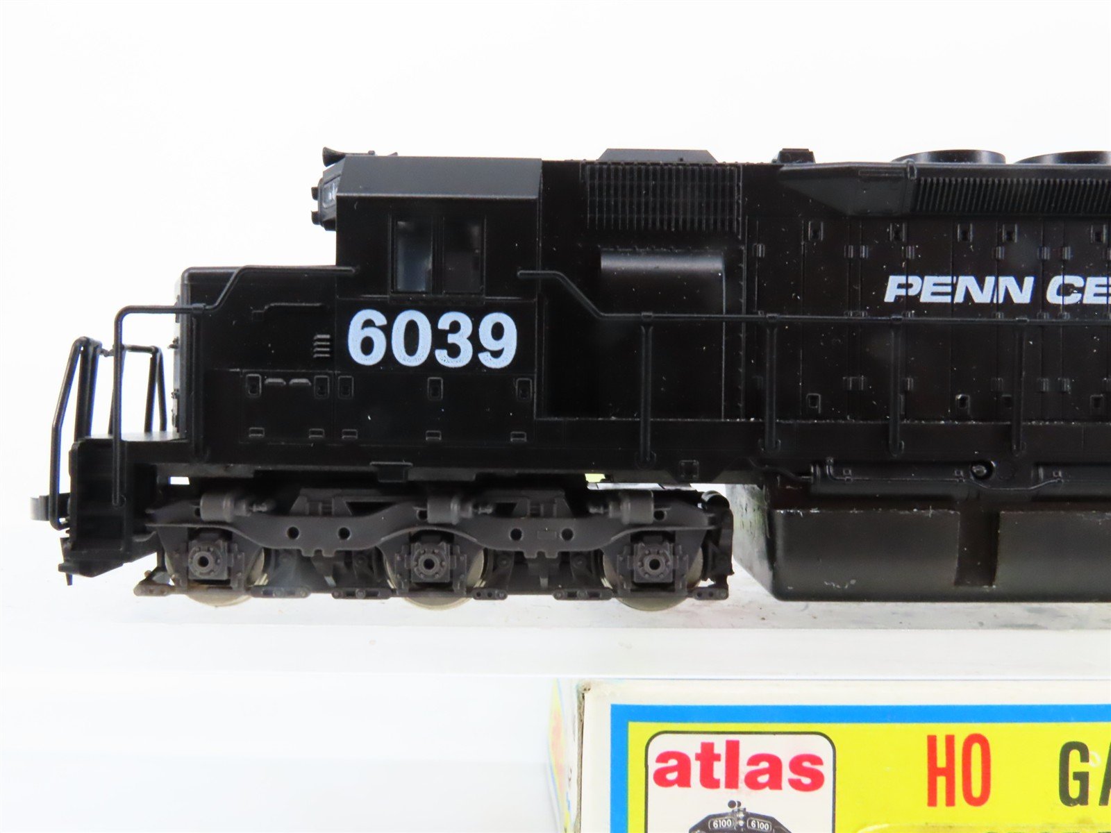 HO Scale Atlas 7017 PC Penn Central EMD SD35 Diesel Locomotive #6039