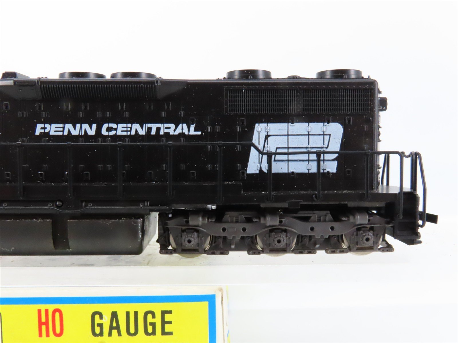 HO Scale Atlas 7017 PC Penn Central EMD SD35 Diesel Locomotive #6039