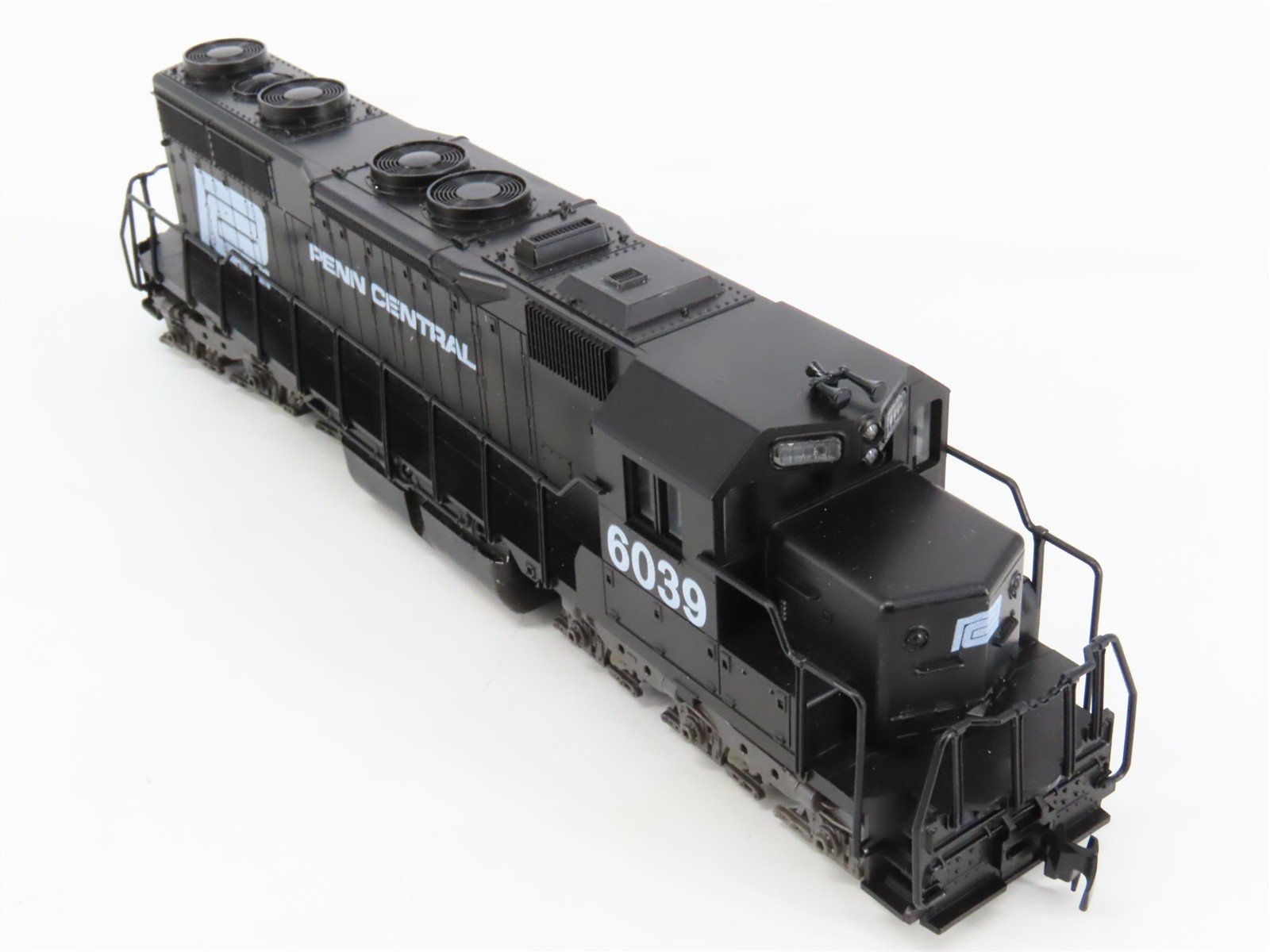 HO Scale Atlas 7017 PC Penn Central EMD SD35 Diesel Locomotive #6039