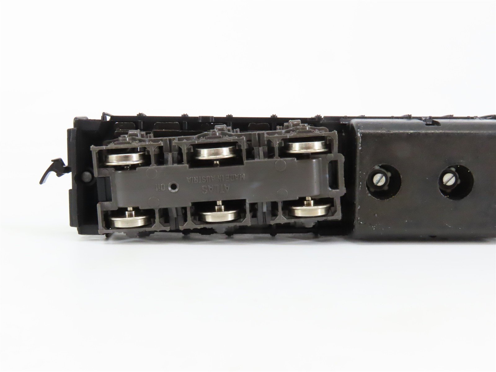 HO Scale Atlas 7017 PC Penn Central EMD SD35 Diesel Locomotive #6039