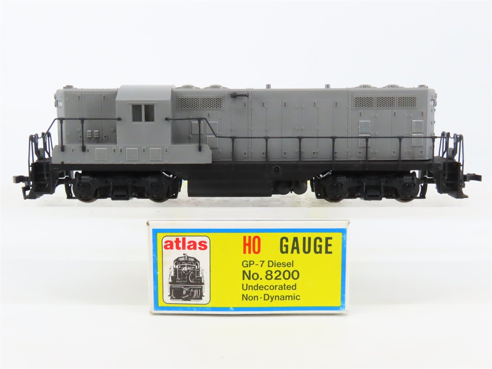 HO Scale Atlas/KATO 8200 Undecorated EMD GP7 Diesel Locomotive