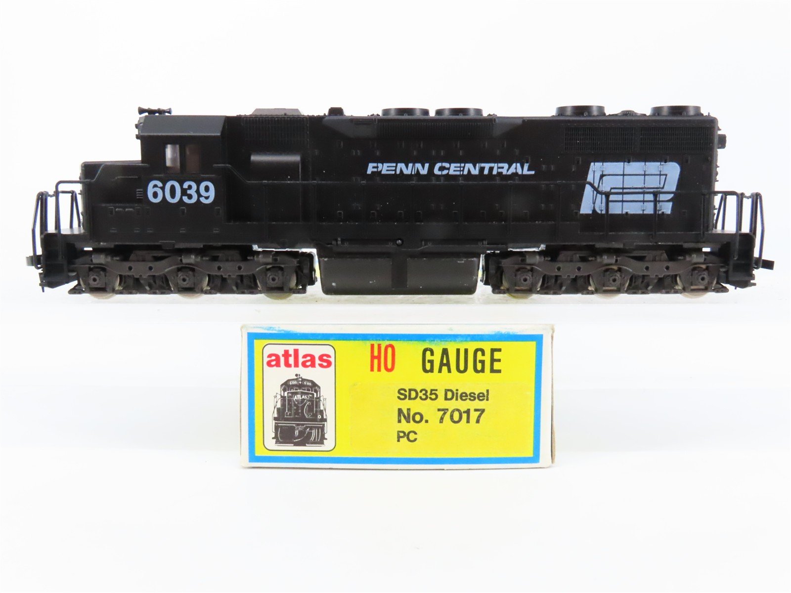 HO Scale Atlas 7017 PC Penn Central EMD SD35 Diesel Locomotive #6039