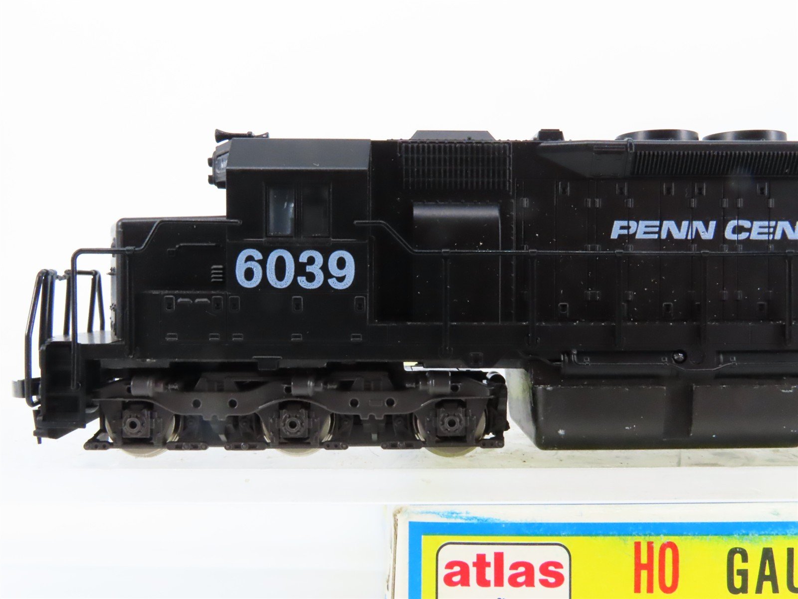 HO Scale Atlas 7017 PC Penn Central EMD SD35 Diesel Locomotive #6039