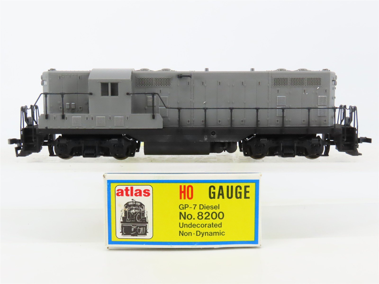 HO Scale Atlas/KATO 8200 Undecorated EMD GP7 Diesel Locomotive
