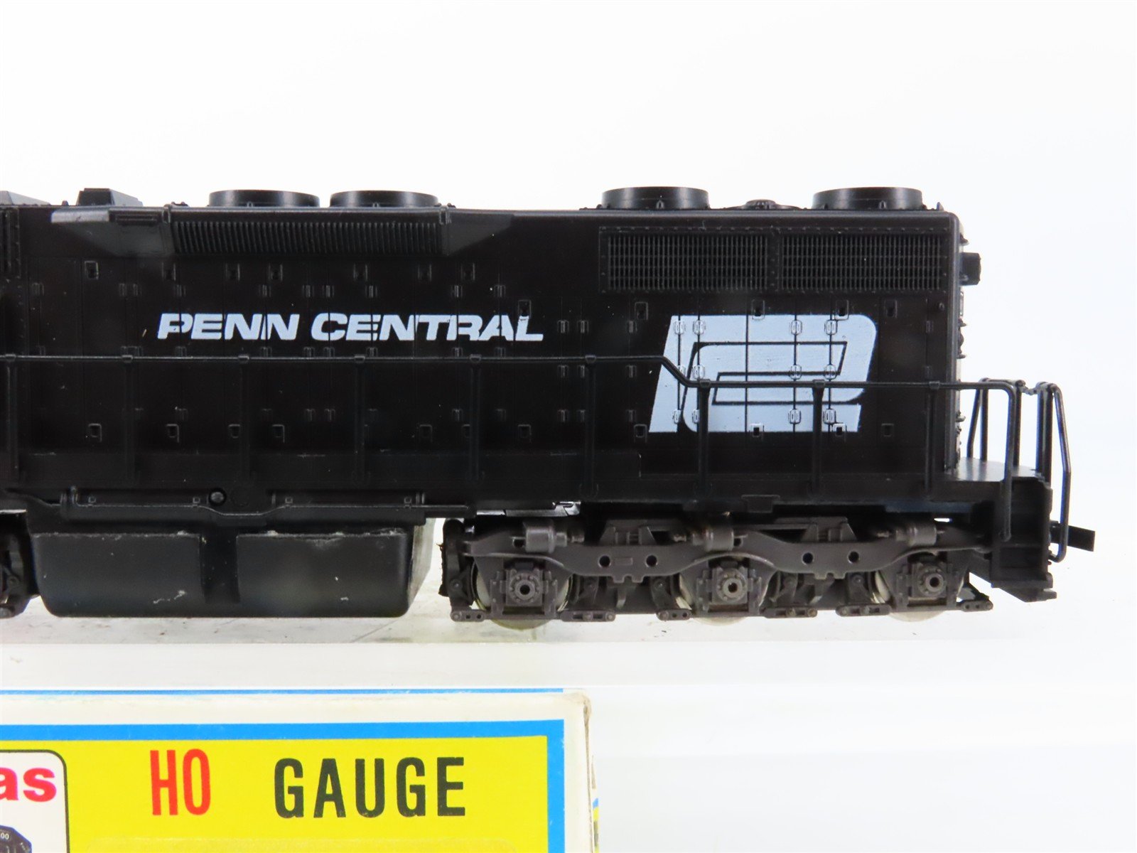 HO Scale Atlas 7017 PC Penn Central EMD SD35 Diesel Locomotive #6039