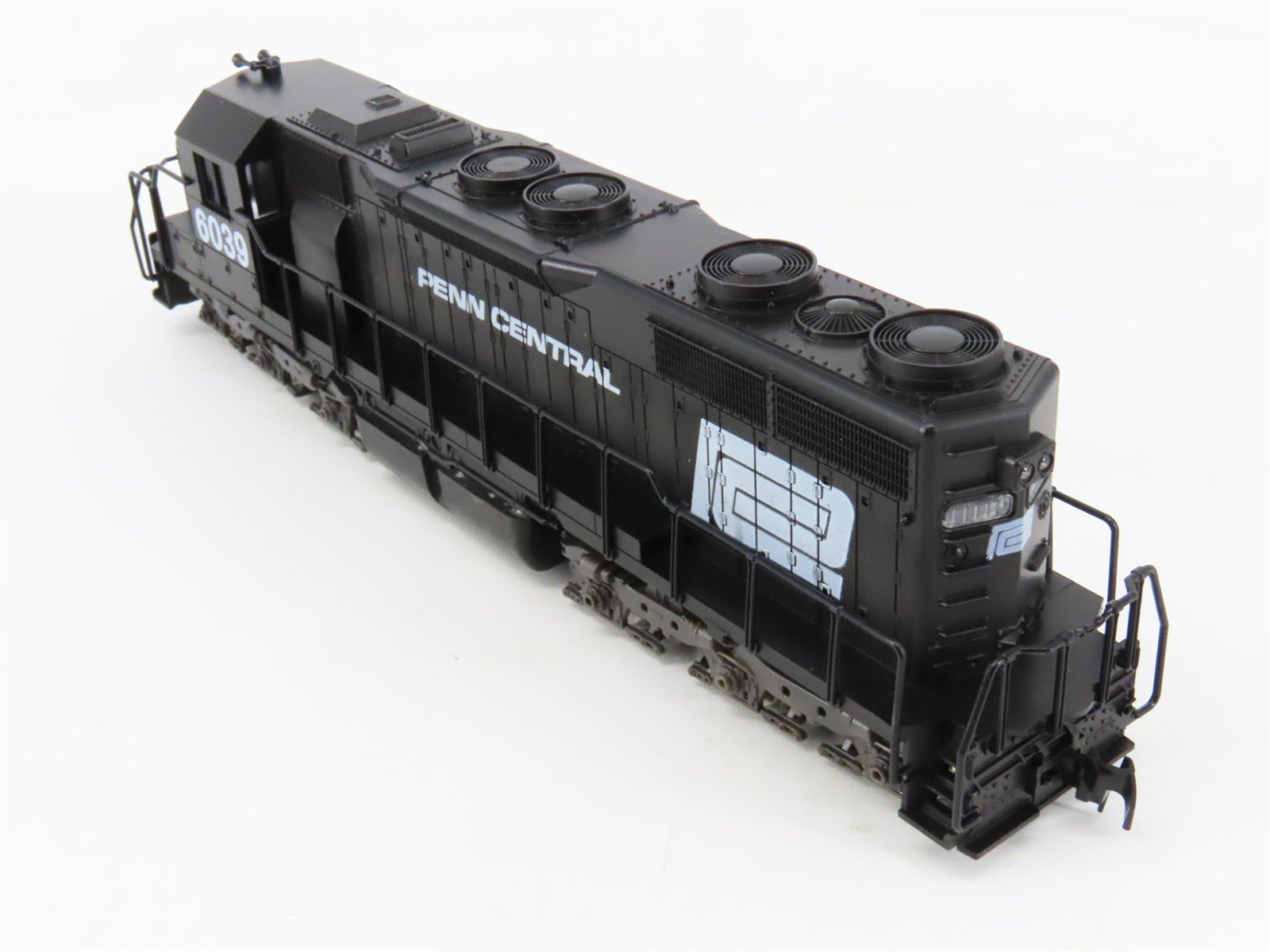 HO Scale Atlas 7017 PC Penn Central EMD SD35 Diesel Locomotive #6039