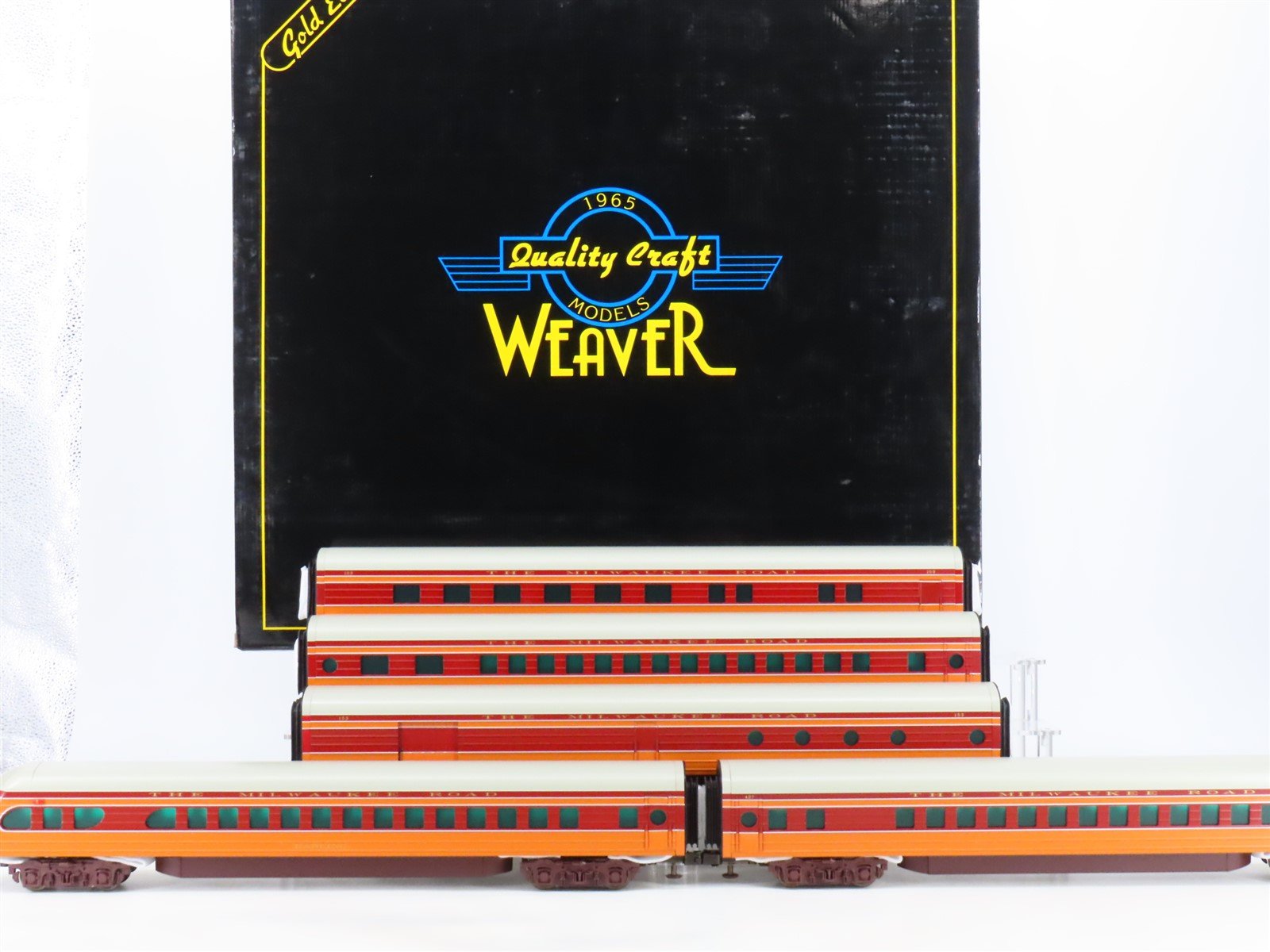O Gauge 3-Rail Weaver G1230-L MILW Hiawatha Ribbed-Side Passenger 5-Car Set