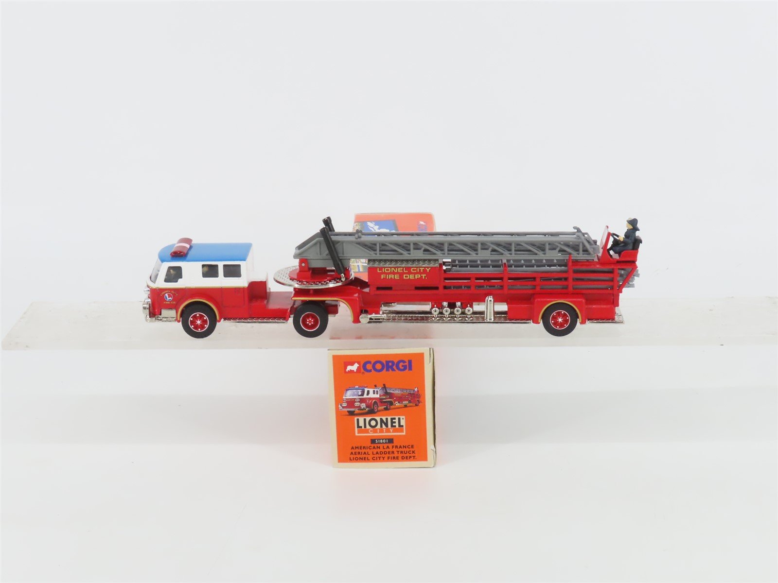 1:50 Scale Lionel 51801 Die-Cast American La France Fire Dept Ladder Truck
