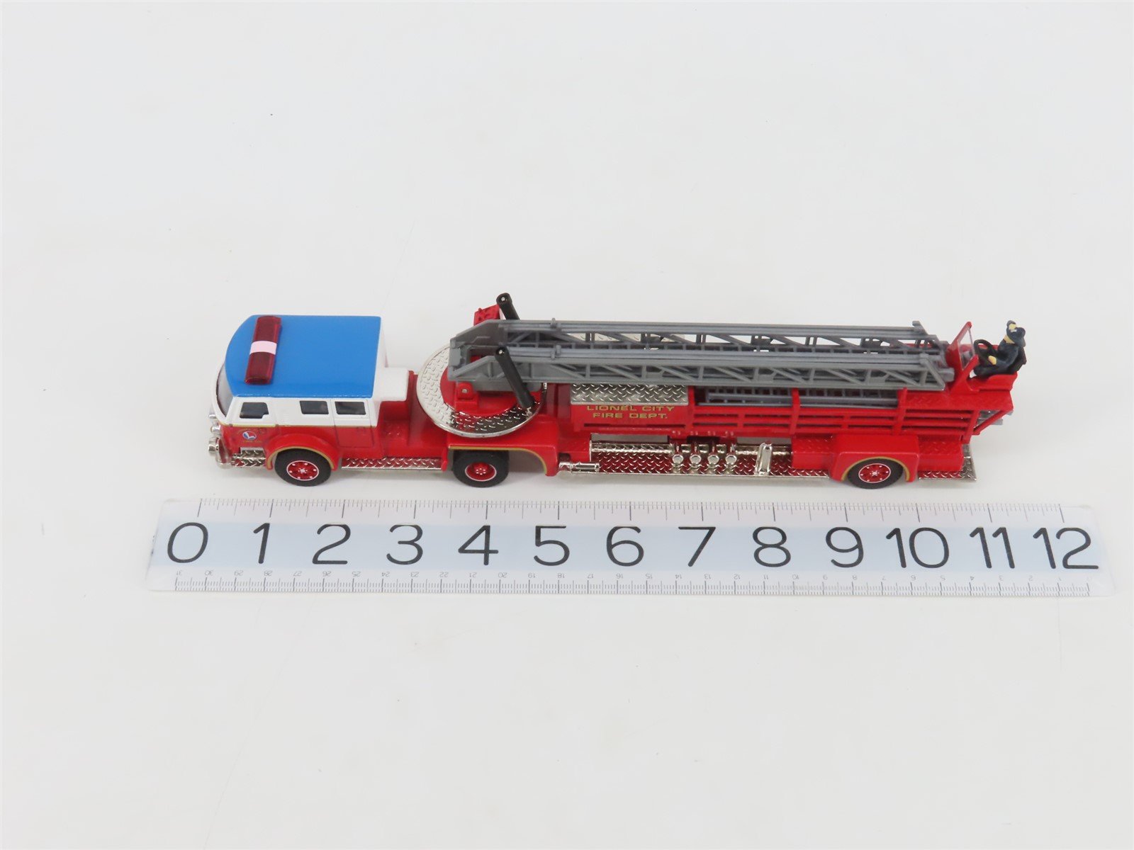 1:50 Scale Lionel 51801 Die-Cast American La France Fire Dept Ladder Truck