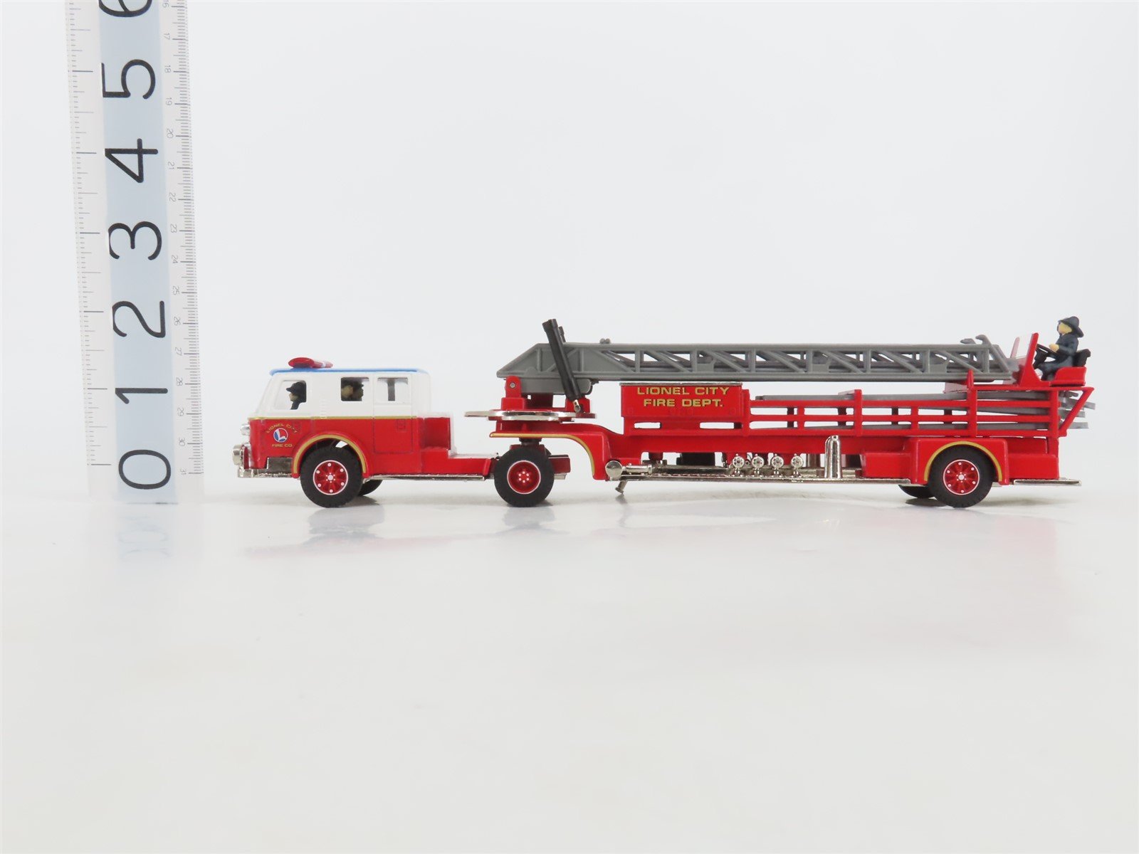 1:50 Scale Lionel 51801 Die-Cast American La France Fire Dept Ladder Truck