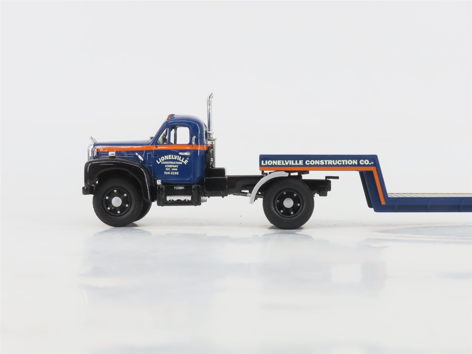 1:50 Scale Lionel US52311 Lionelville Die-Cast MACK B Lowboy w/Luffing Shovel
