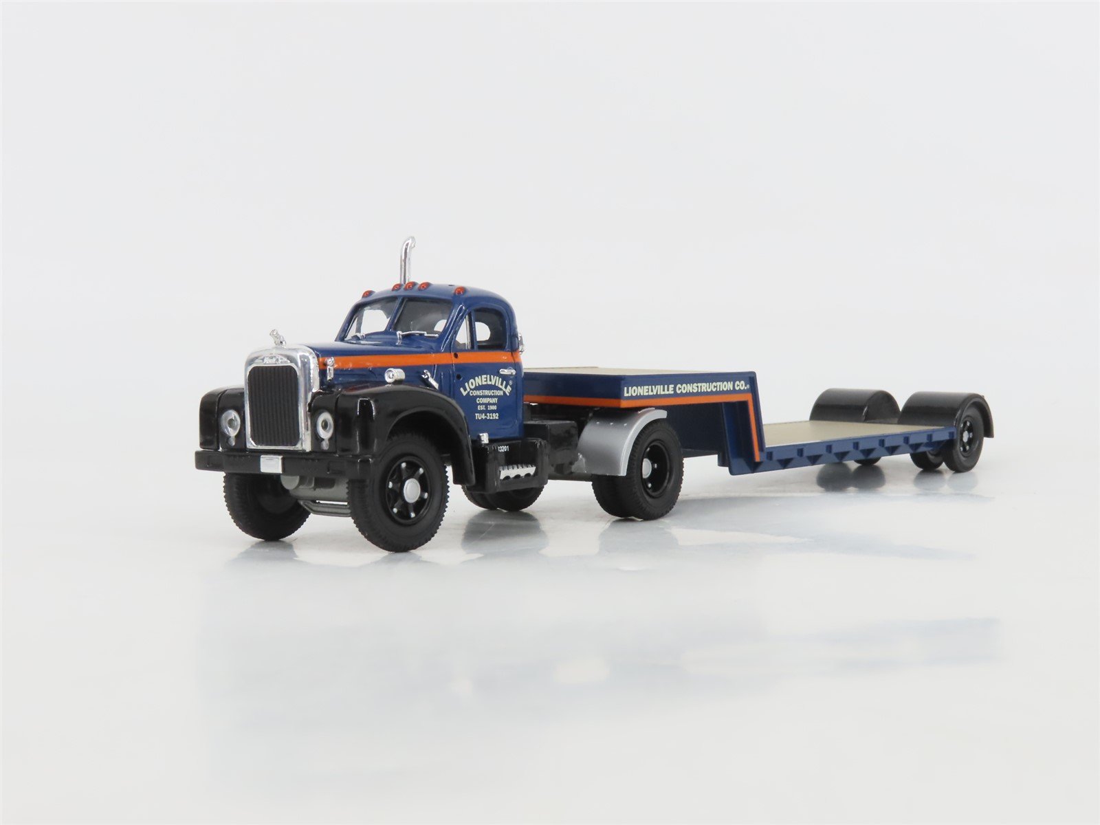 1:50 Scale Lionel US52311 Lionelville Die-Cast MACK B Lowboy w/Luffing Shovel