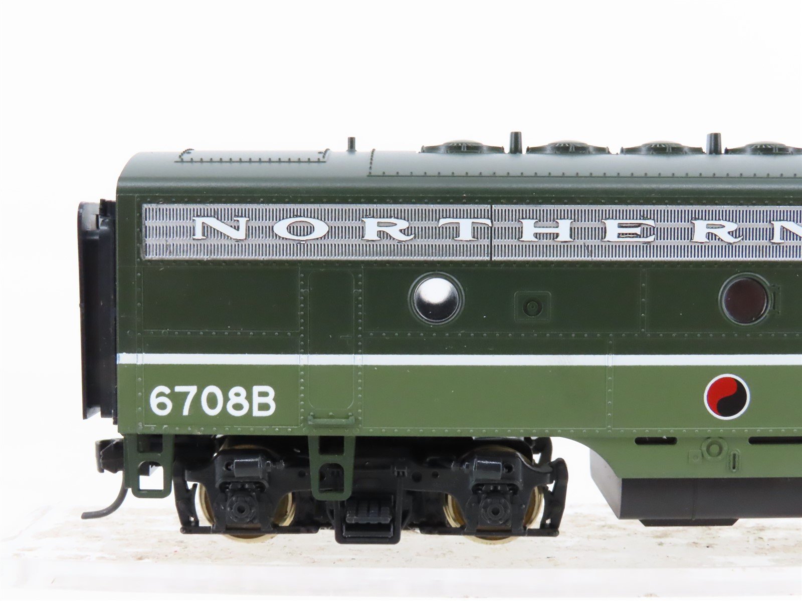 HO Scale Stewart 5913 NP Northern Pacific F9B Diesel Loco #6708B UNPOWERED